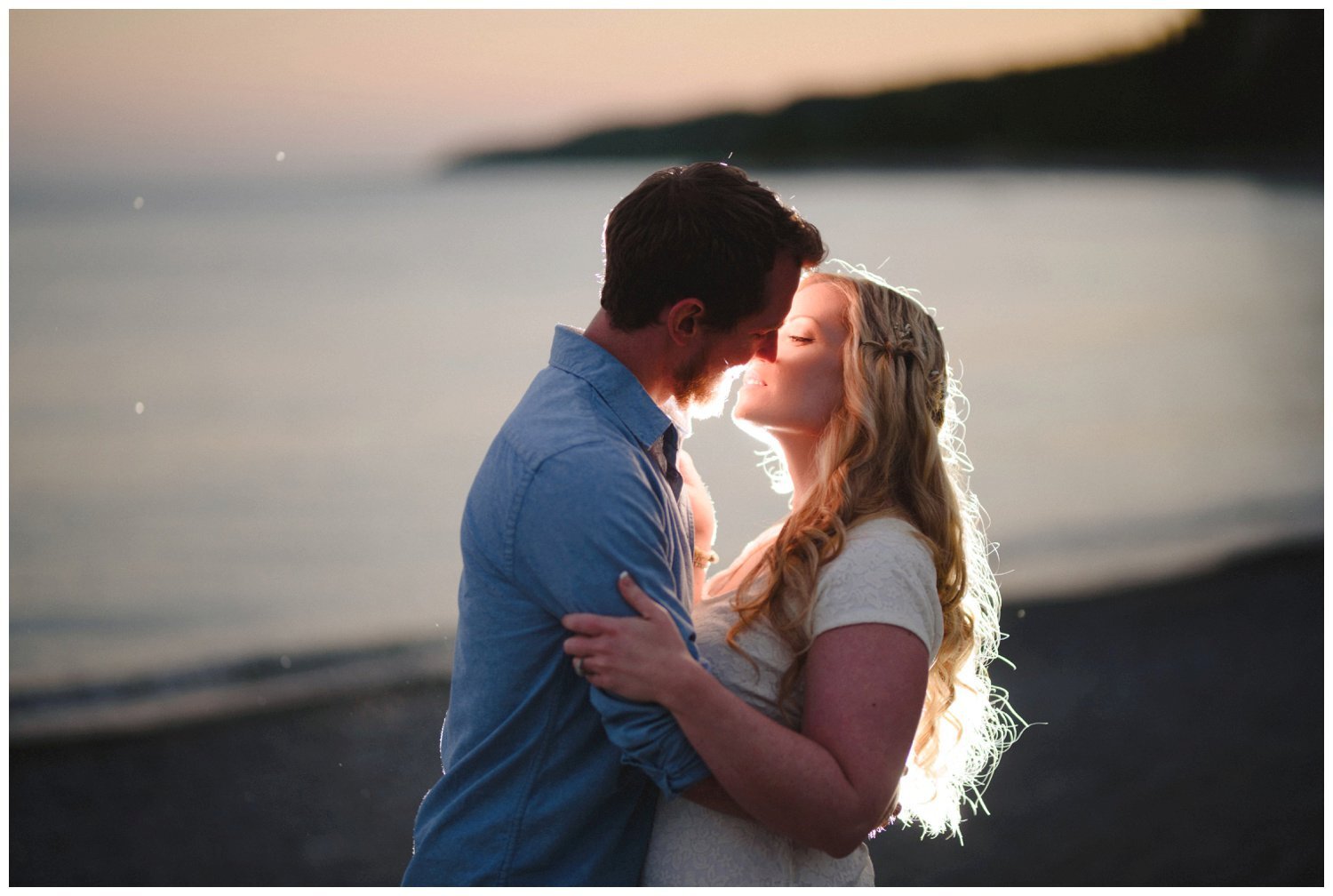 couple kissing at sunset at Scarborough Bluffs engagement 