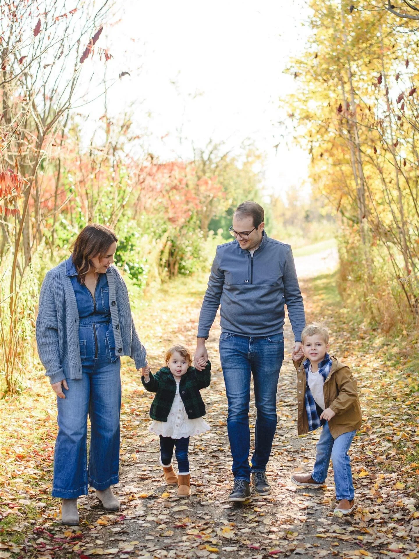 Can you believe that Fall is going so quickly? 

#stouffvillefamilyphotographer #newmarketfamilyphotographer #uxbridgephotographer #keswickphotographer #markhamphotographer #familyphotos