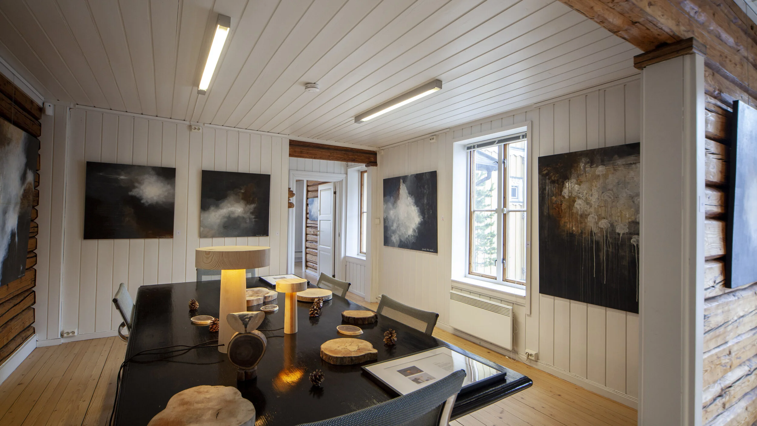 Fra utstillingen med malerier av Henriette Roka, trerelieff av Kjell munch og design i furutre av Studio Sløyd