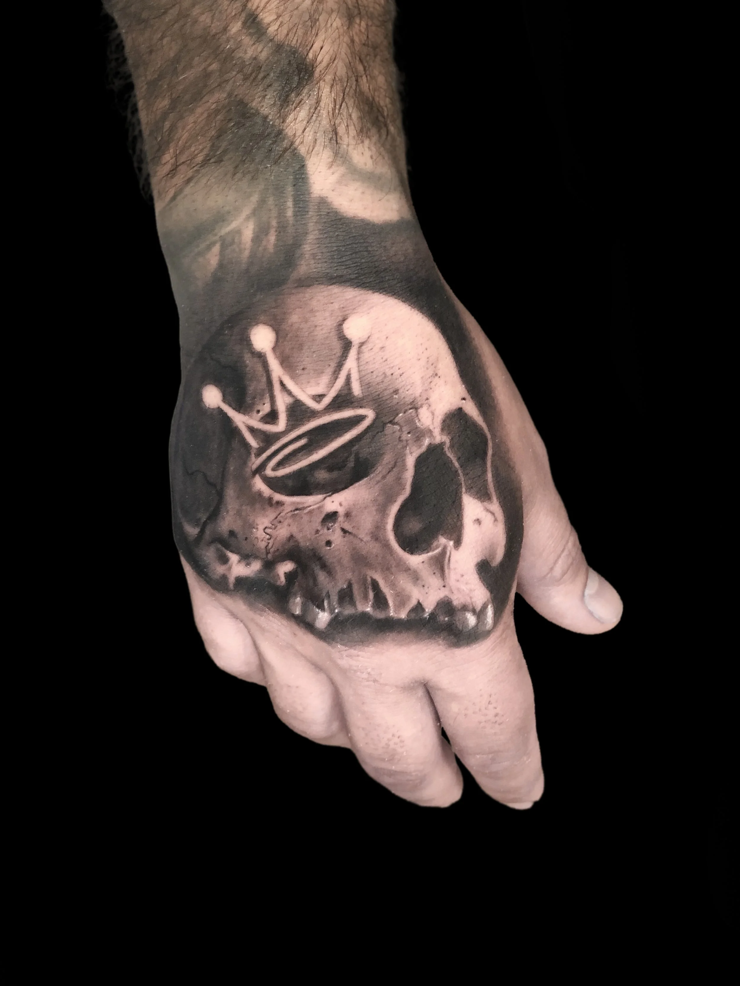 hand skullb.jpg
