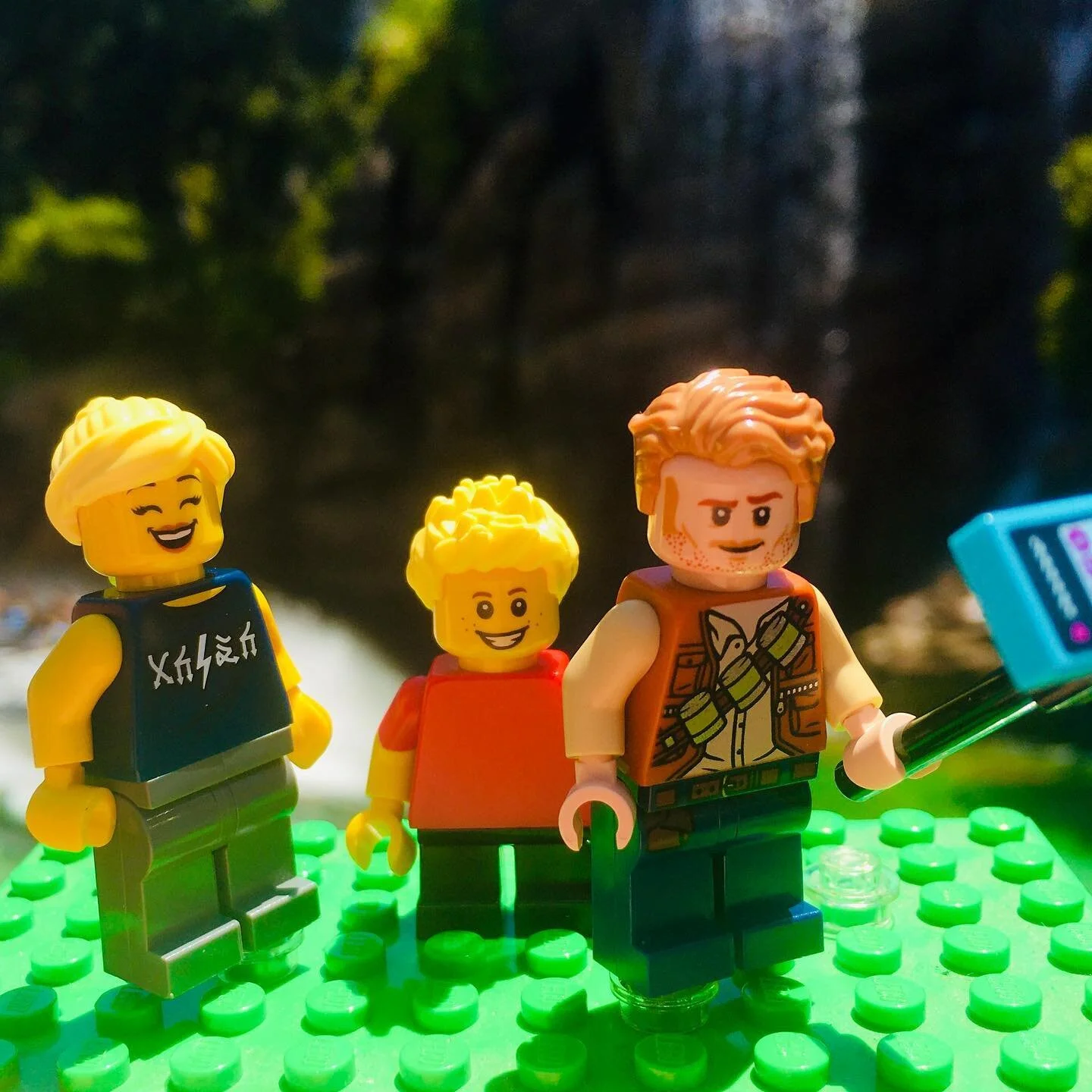 Grabbing a selfie with @prattprattpratt over in Jurassic park 📱🦖🦕
.
.
.
.
#jmelego #lego #legoholic @lego #brickcityterrace #legostagram #legominifigures #legophotography #legoinstgrm #legofriends #bricks #legoworld #minifigures #bricknetwork #leg