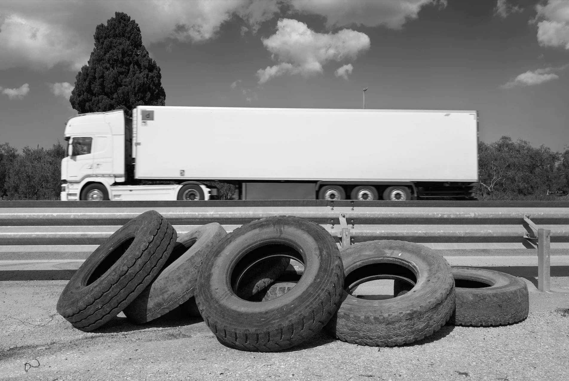 Gomme da camion abbandonate sulla via Francigena (Bitonto)
Foto: Matteo Della Torre Photography