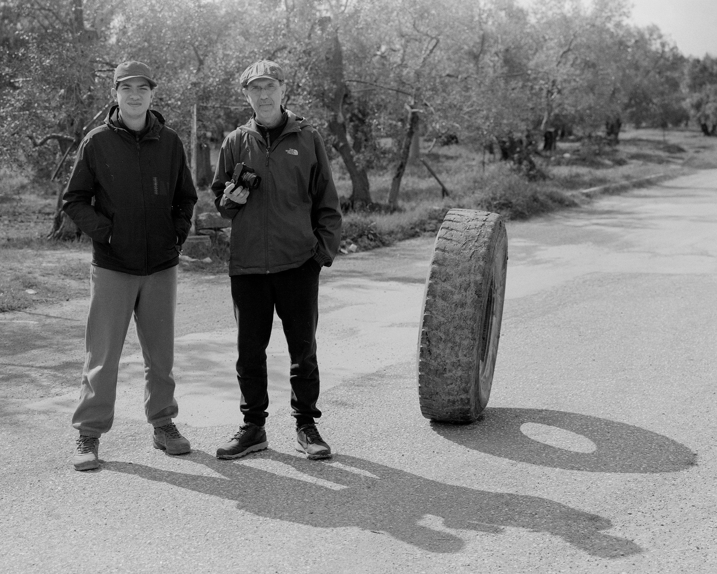 Con un pneumatico di camion abbandonato sulla via Francigena in zona Bitonto.
Foto: Matteo Della Torre