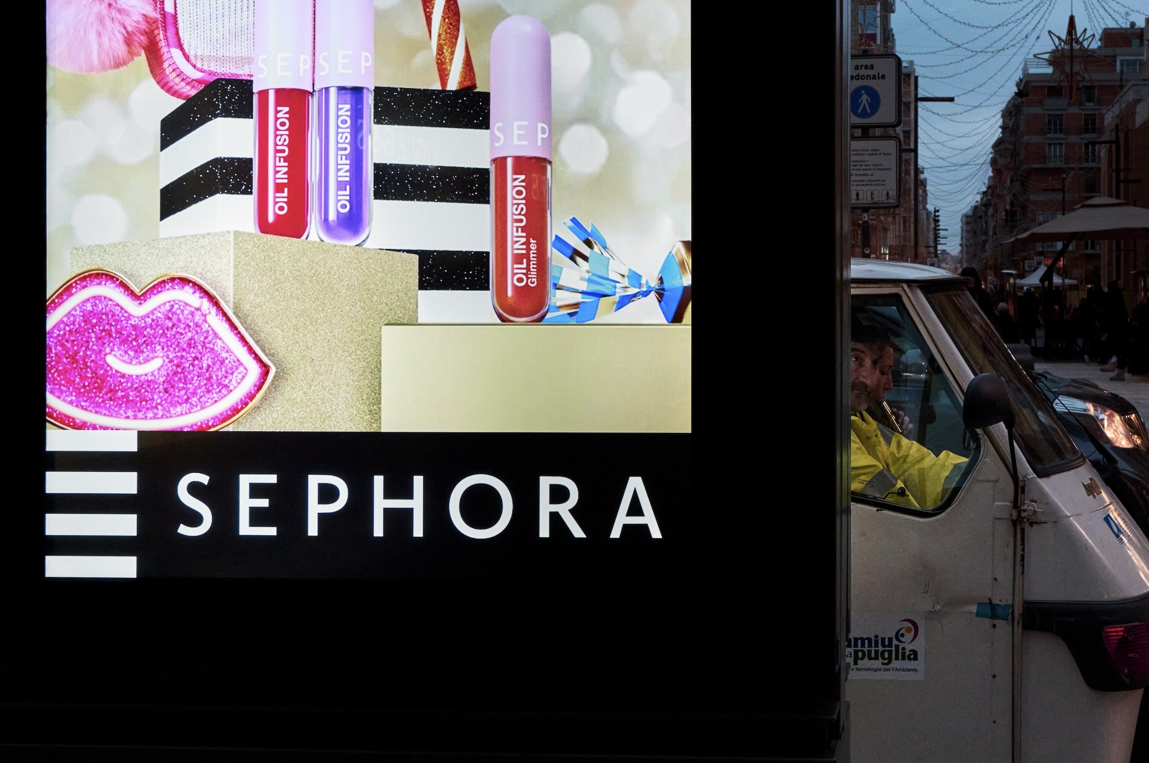 Netturbino in Ape in via Sparano a Bari
Matteo Della Torre Photography
Fotografo di ritratto, beauty, moda e commerciale. Ritratti e Book per modelle e modelli. 
Studio: San Ferdinando di Puglia (BT).