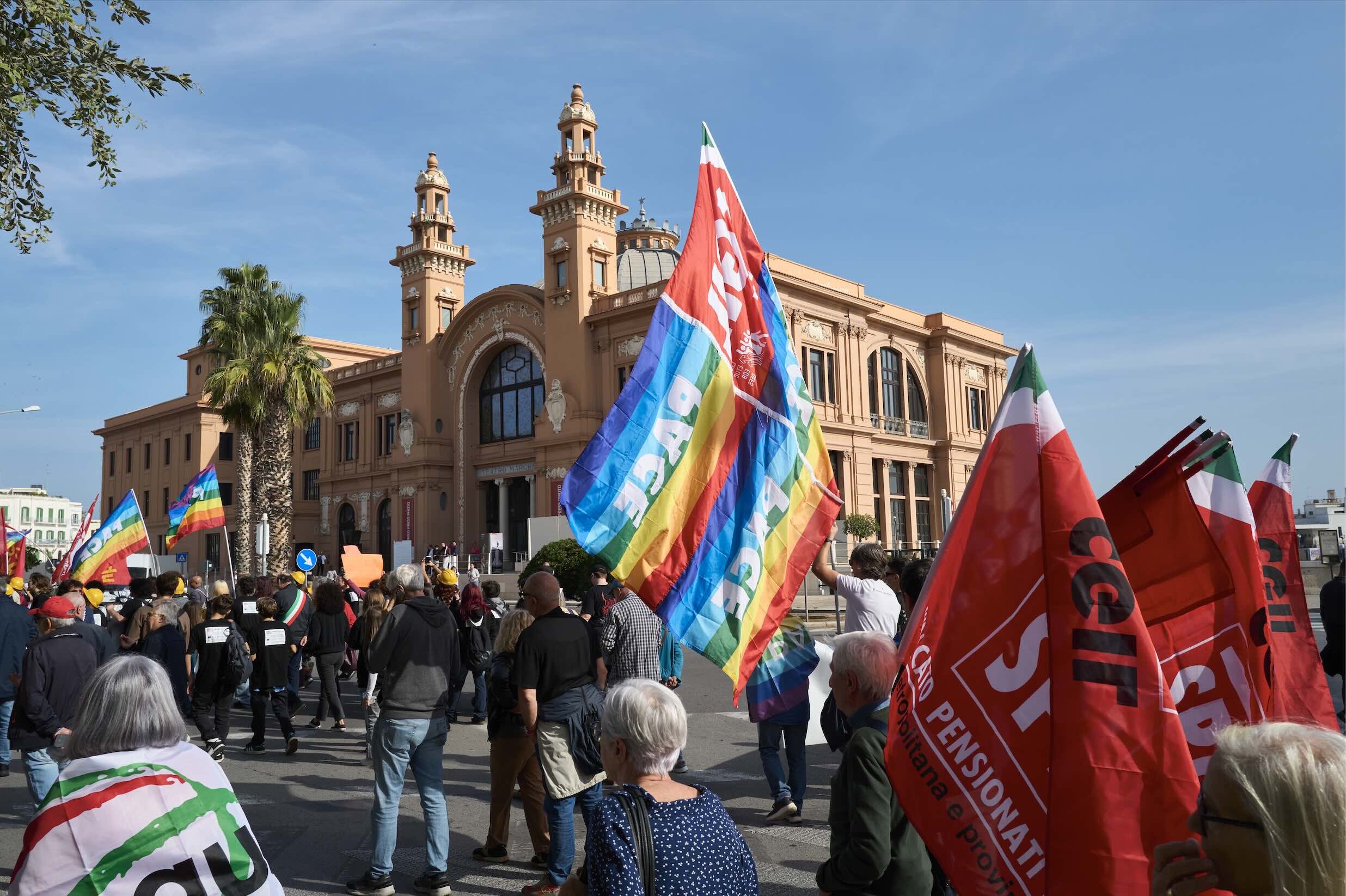 Fermiamo la guerra. Il tempo della pace è ora!
Giornata di mobilitazione nazionale

Migliaia di persone hanno sfilato per le strade di Bari (Italia) con striscioni e bandiere durante una manifestazione per la pace intitolata “Fermiamo la guerra. Il t