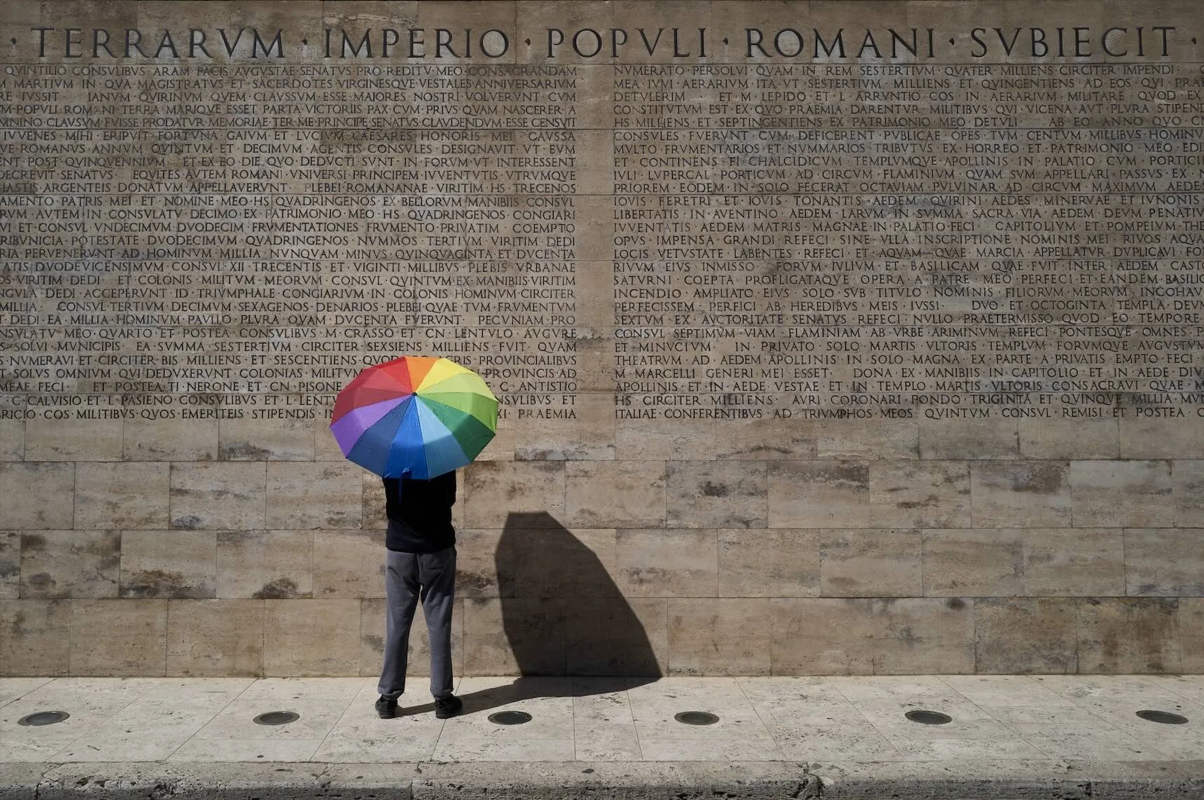 Ombrello arcobaleno all'Ara pacis, Roma.
Matteo Della Torre Photography
Fotografo di reportage.
Studio: San Ferdinando di Puglia (BT).