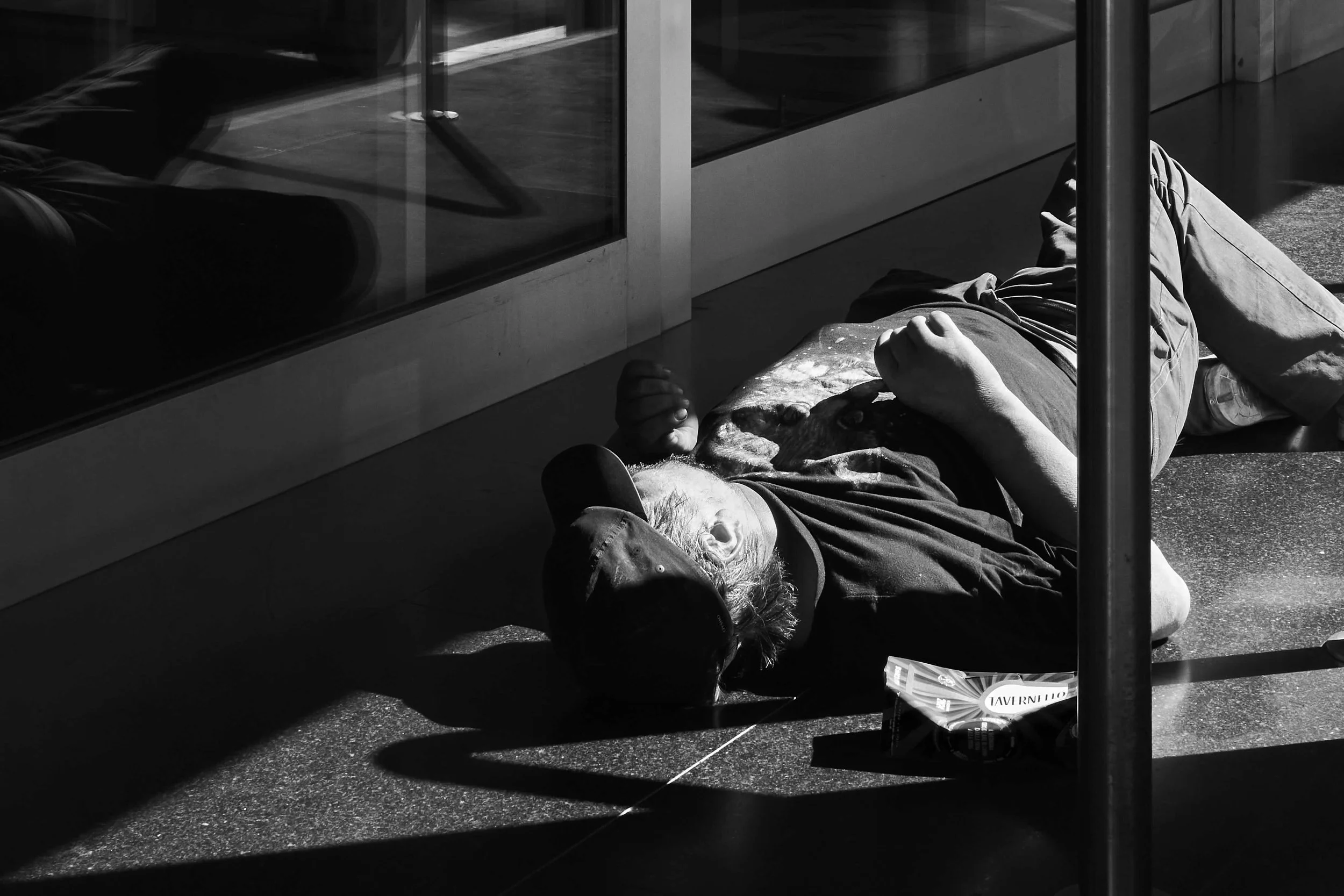 Un ubriaco dorme in uno spazio pubblico urbano.
Foto: Matteo Della Torre