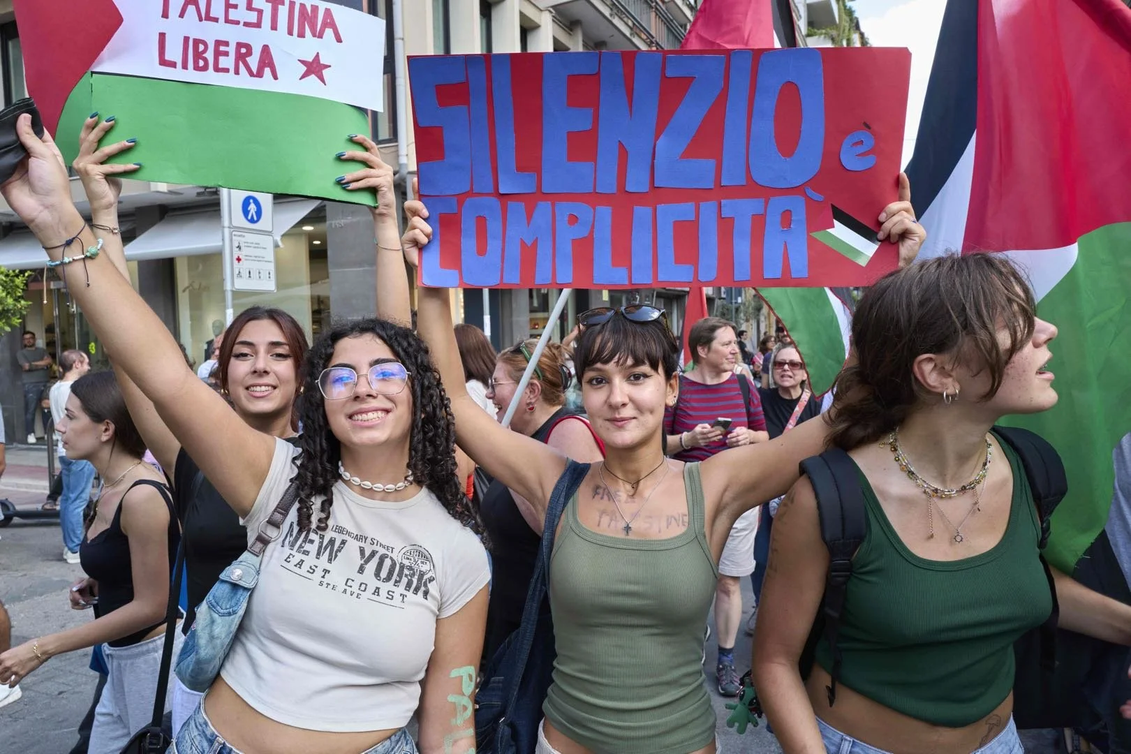 Manifestazione di Protesta per il genocidio a Gaza - Bari - 22 sett 2025
Matteo Della Torre Photography
Fotografo di reportage.
Studio: San Ferdinando di Puglia (BT).