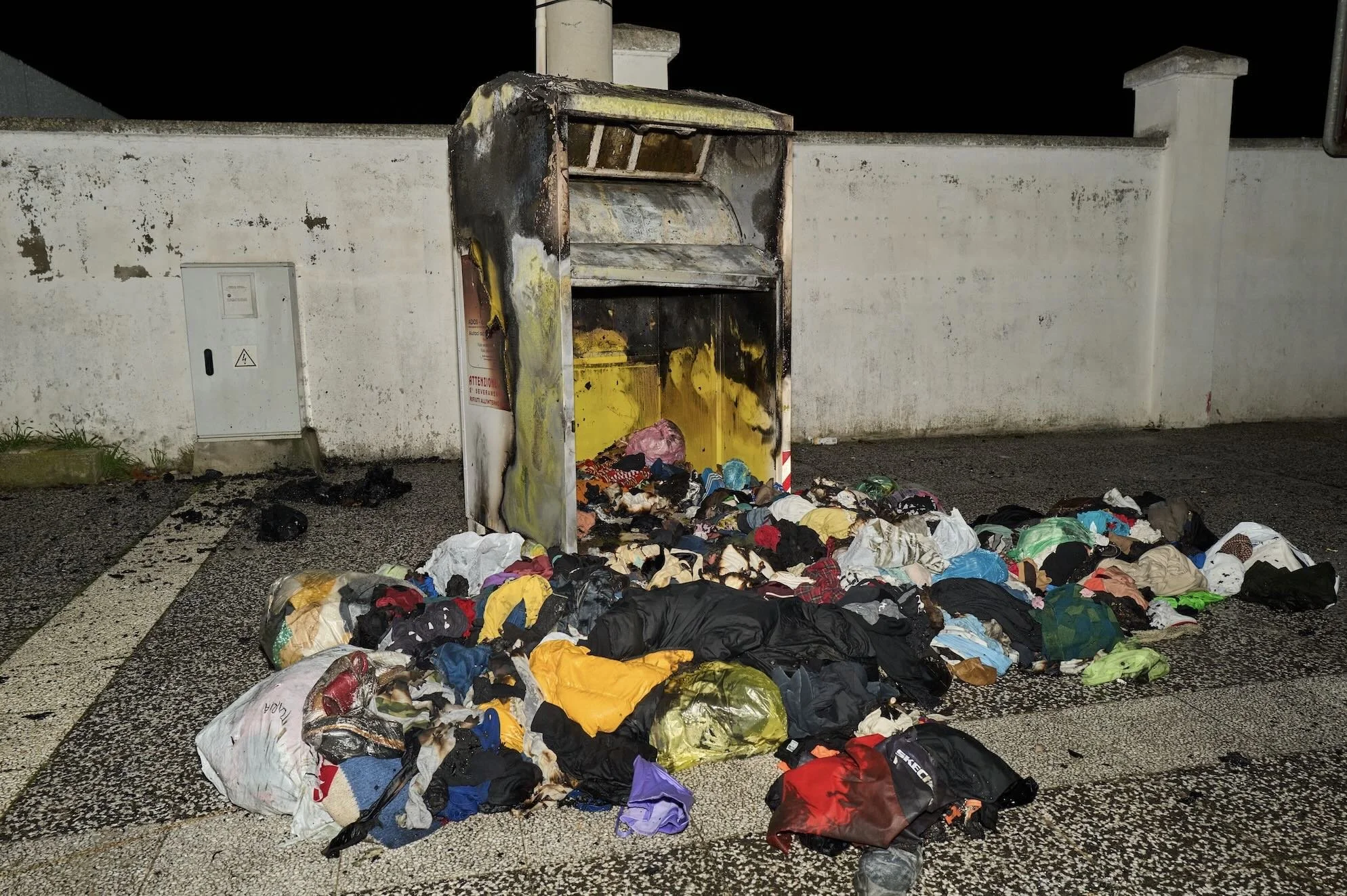 Cassonetto bruciato da piromani a San Ferdinando di Puglia.
Foto: Matteo Della Torre Photography