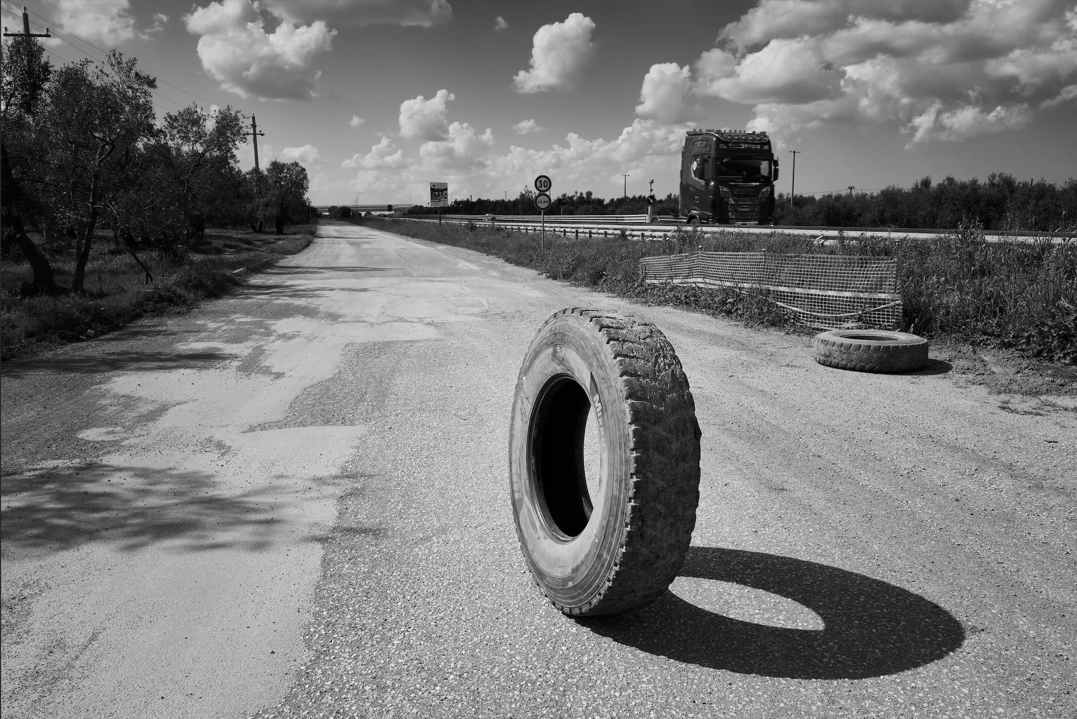 Gomme da camion abbandonate sulla via Francigena (Bitonto)
Foto: Matteo Della Torre Photography
