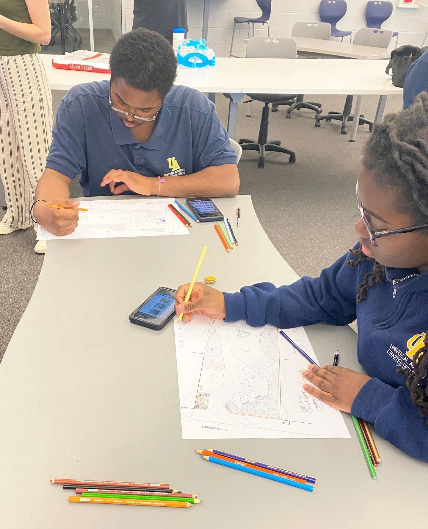 Recently, Hinge Collective visited the Universal Audenried Charter School. They met with the Youth Project Team, organized by the Make the World Better Foundation. The students worked on planting plans for Hart Park, an upcoming park in Philadelphia.