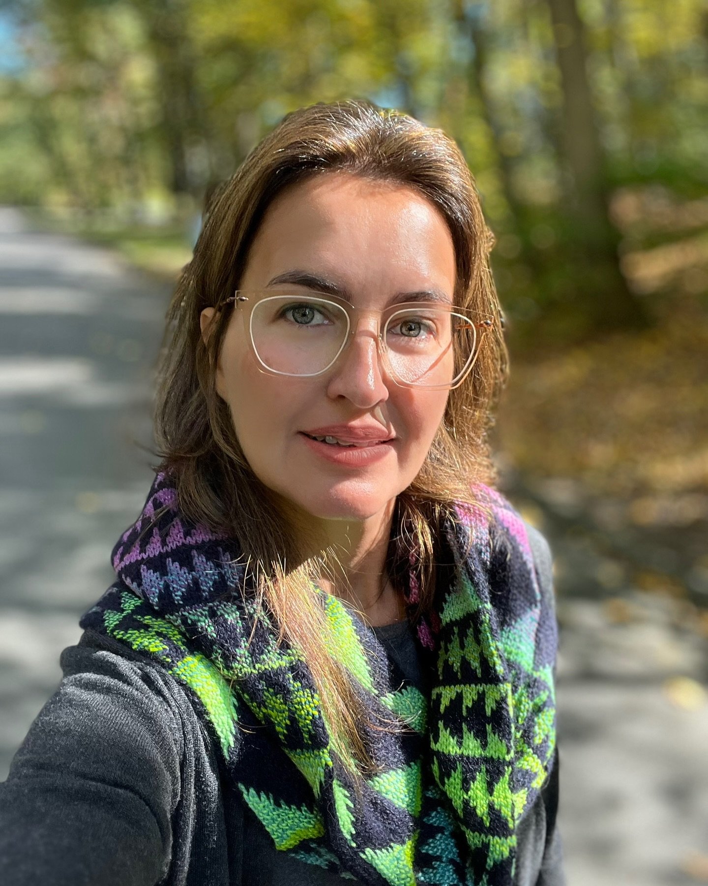 It&rsquo;s really cold 🥶 outside and I couldn&rsquo;t wait to wear my new cowl!
.
Auri cowl pattern from @aliciaplums, @spincycle_yarns in ✨glorious exclusive color✨ for @portfiber
.
#knitting #babyiscoldoutside #knittinglove #knit #knitters #knitte