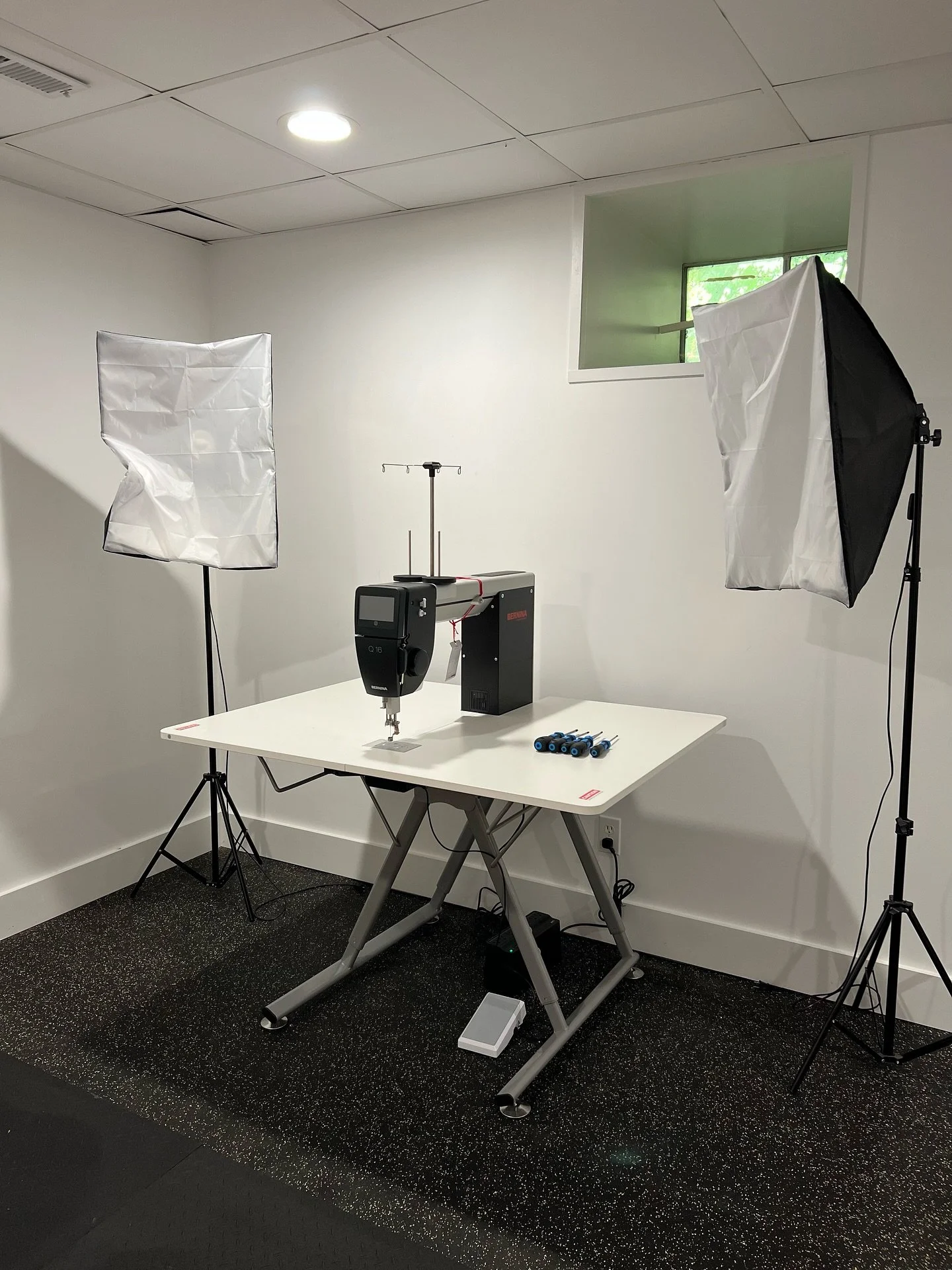 ✨Sunday glory✨
Baby shark is back in business&hellip; so am I! 🤩
.
.
.
#berninausa
#berninaq16
#quilting
#machinequilting 
#quiltingfun
#quiltinglife
#freemotionquilting 
#staytuned
#staytunedformore 
#weareback 
#readytoroll 
#quiltingbusiness 
#se