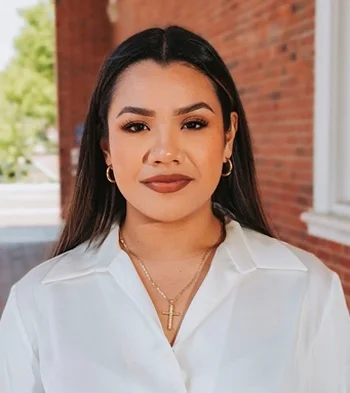 A headshot of Alondra Perez with a soft smile.