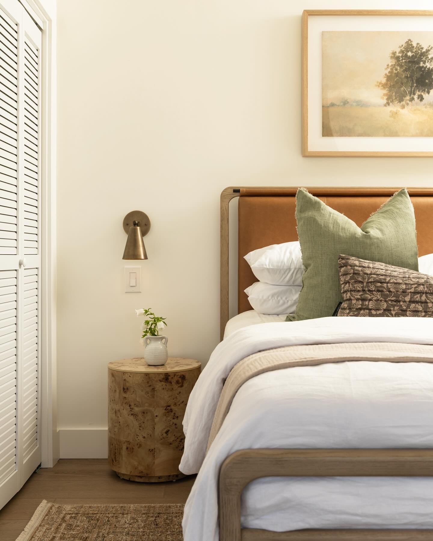 Our inner country girl was thrilled to lean into the coastal cowgirl aesthetic @1090edison 🤠

Leather, reclaimed wood, antiqued brass, and country landscapes were key elements in bringing the designs there to life ✨