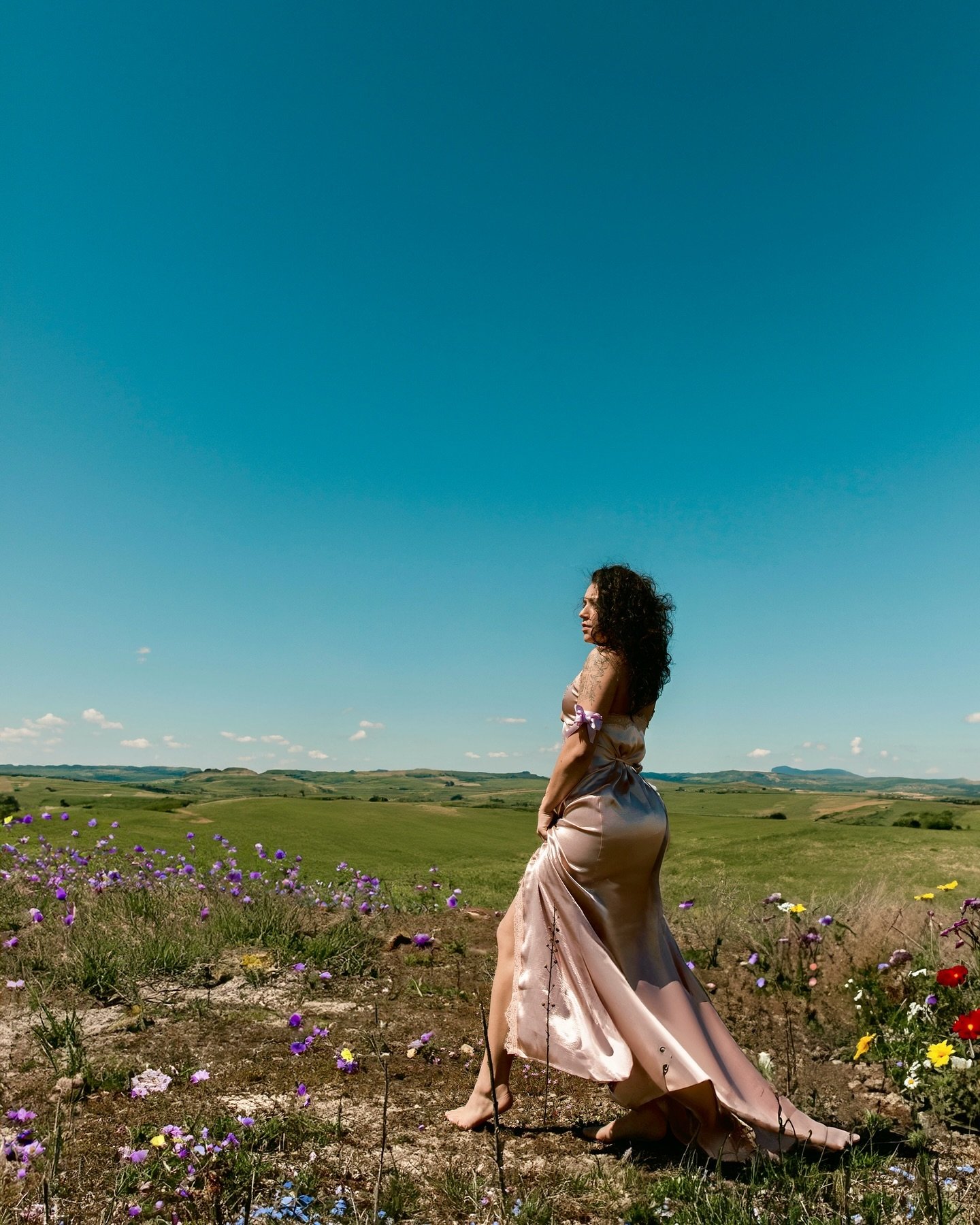 🌷☀️⬇️ are you a&hellip;

Sometimes you just gotta grab a dress and hit the spring fields that are just starting to bloom. ⬇️ 

Did you know June, July and August capture very differently in camera? 

Do you know what one you prefer for your session?