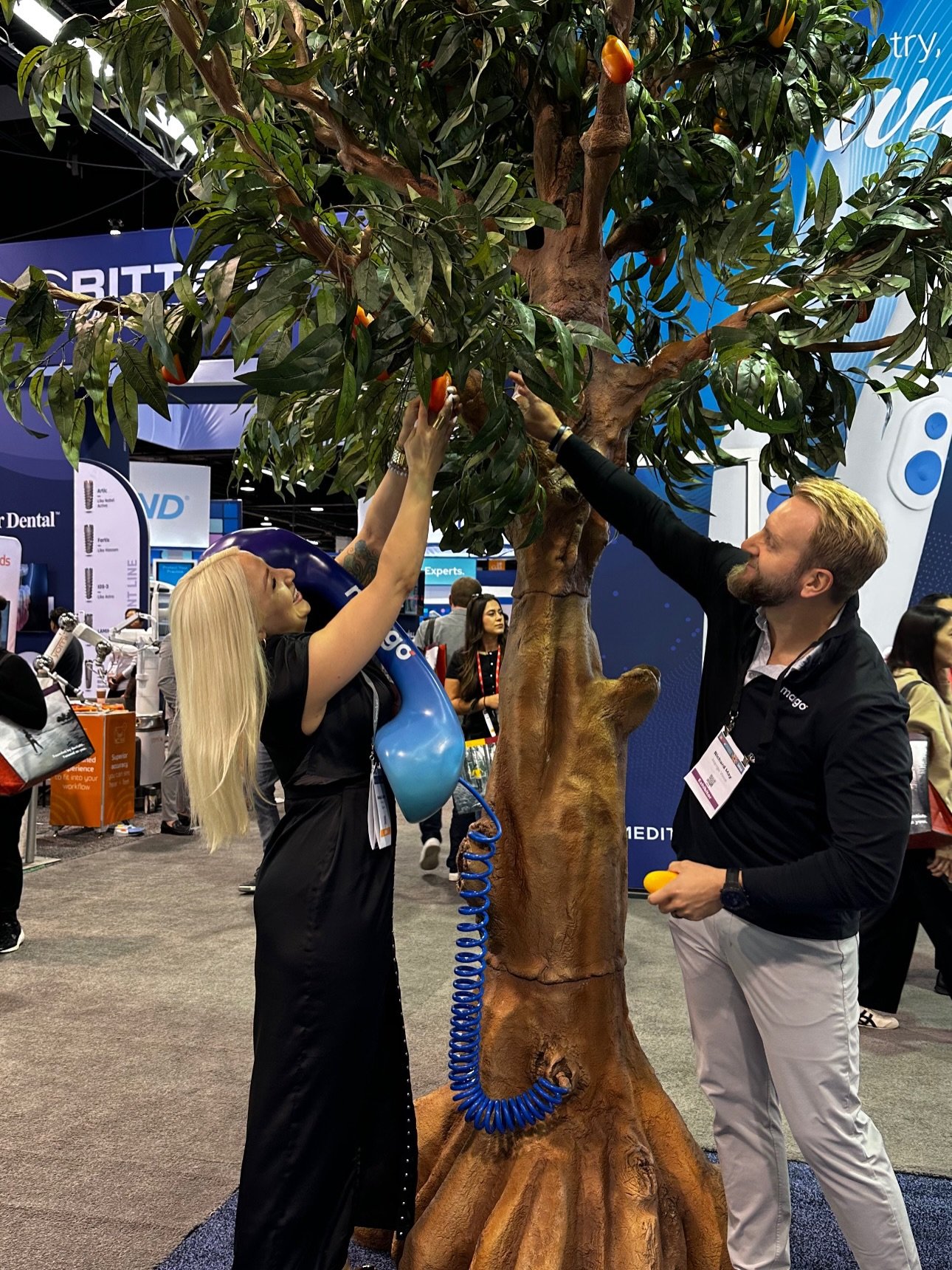 Throwback to CDA last week and one of my favorite booth moments&hellip;picking a mango off the mango tree at the booth. 🥭

Huge thank you to the Mango Voice team for the conversations, the energy, and the reminder that patient communication in denti