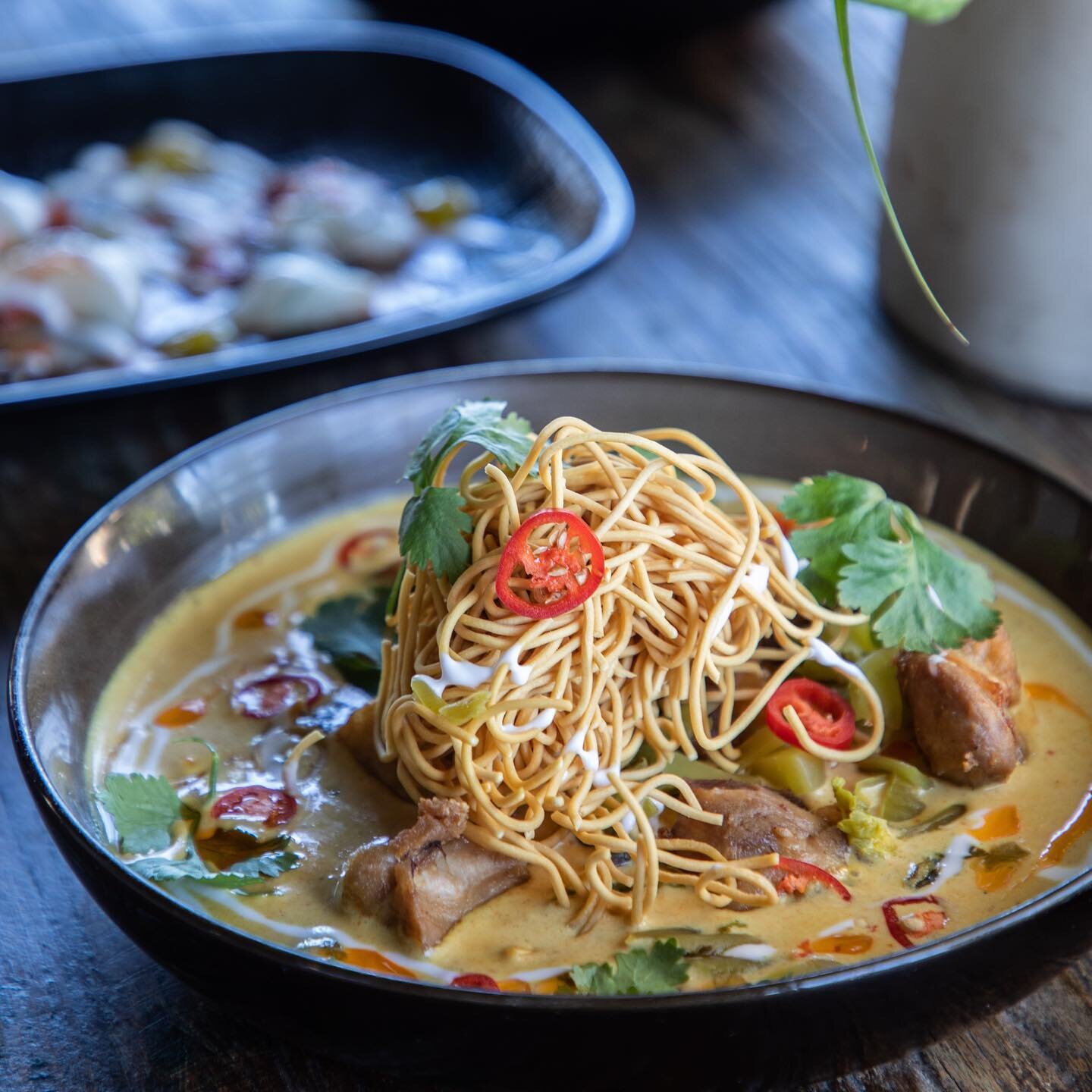The perfect winter dish // Light and delicious coconut curry with chicken and crunchy egg noodles