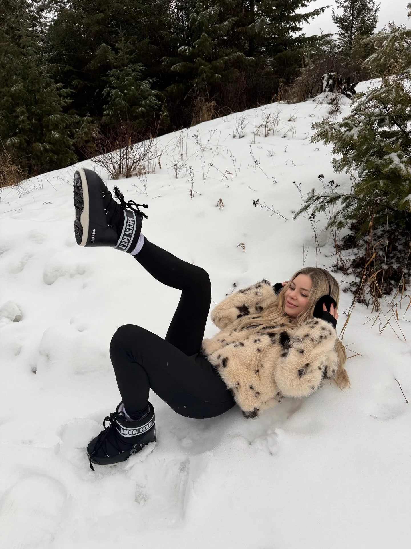 fur jacket season @lulus 

#lovelulus #winterfashion #winterjacket