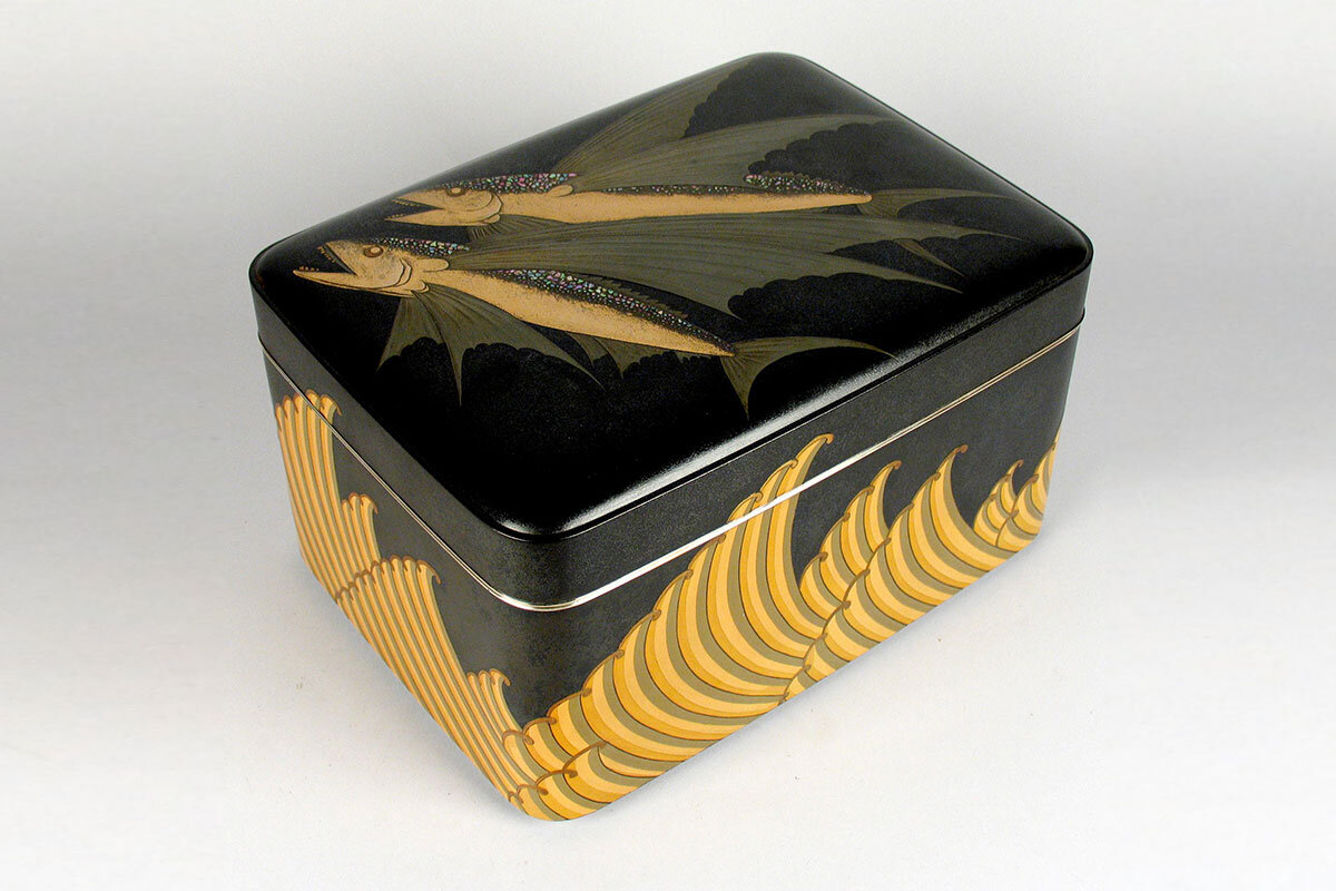 【真作】掛軸　三尾の小魚図　洒脱な筆遣い　淡彩魚図　素朴な味わい　T110 Hashimoto Sakai, 1935, Lacquer Tebako with Flying Fish & Waves