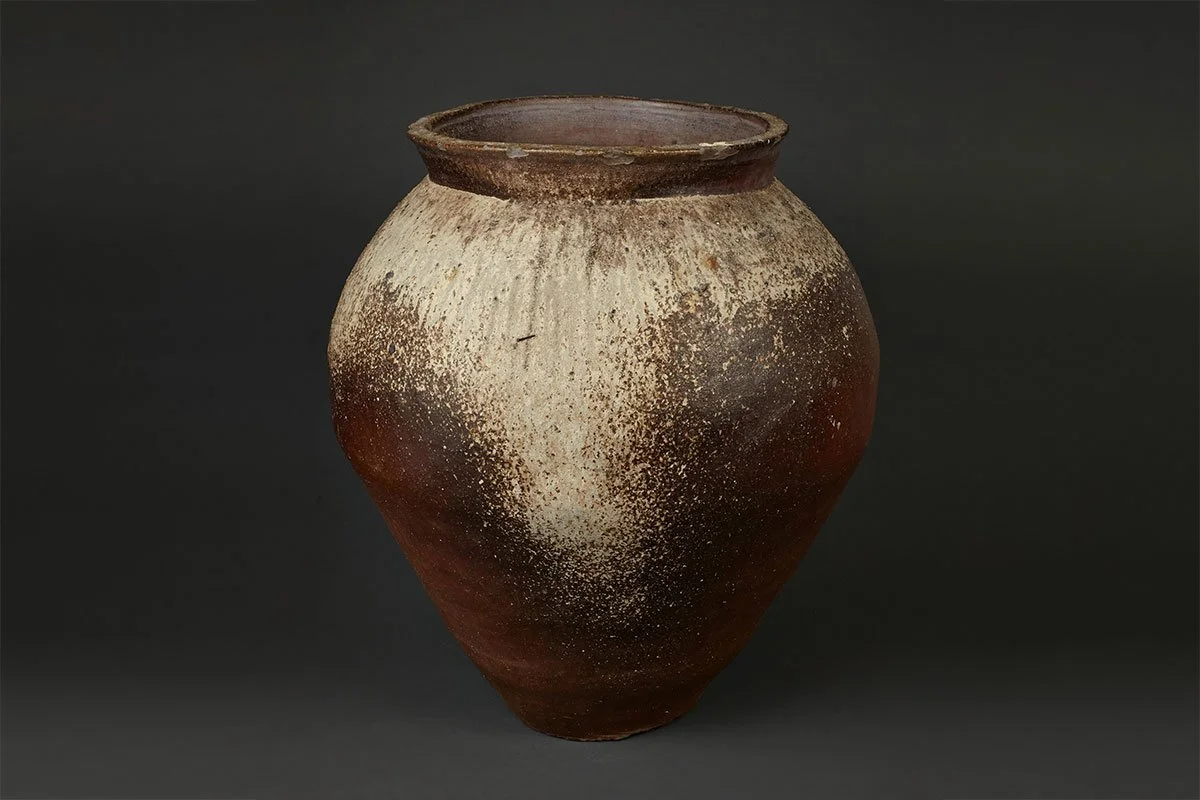 GAKU ceramics âge 平鉢　Φ215 Muromachi Period Echizen Jar with Natural Ash Glaze — KAGEDO