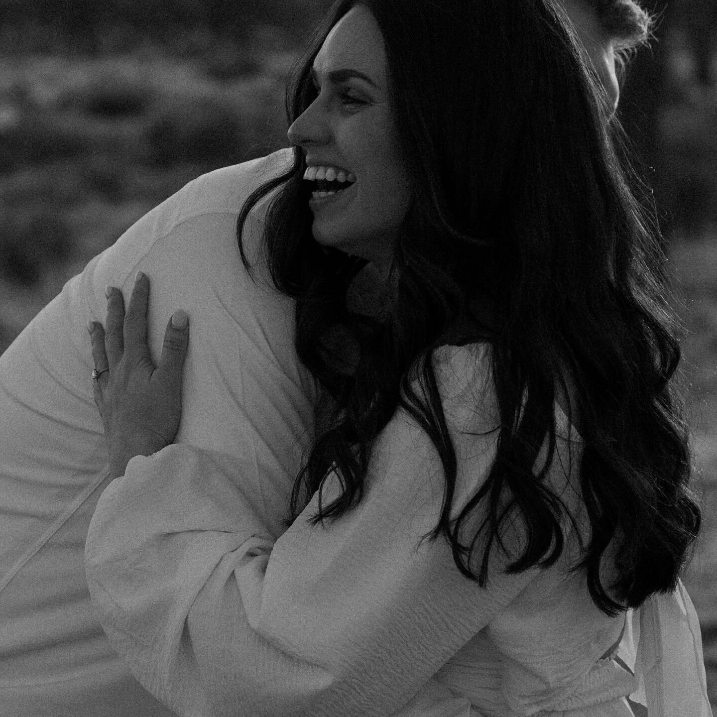 i hope you&rsquo;re ready for lotsa joshua tree content bc it&rsquo;s coming 😌 heading back here again next week (yep my 4th time this year!) and reminiscing this magical and warm january evening chasing a desert sunset with these two rays of litera