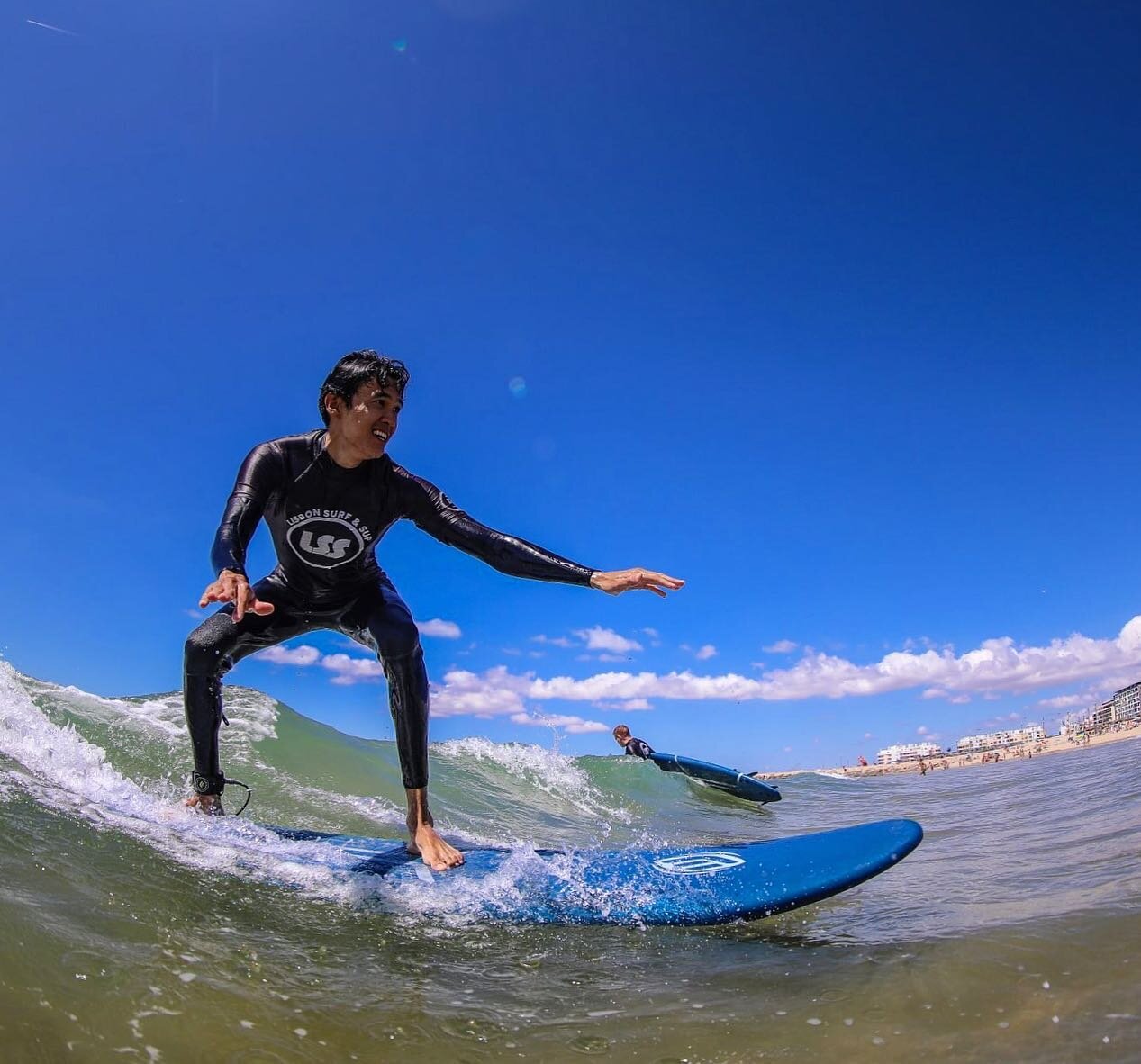 Who hates thursdays like this?!🌊🏄🏻&zwj;♂️☀️🙌🏻😍

📸 @nfphotography78 

#surf#sunset#beachlife#summer#surfboard#sup#lifestyle#lisbon#costadacaparica#surfschool#surflessons#standuppaddle#lisbonsurfsup#surflisbon#surfportugal#beachlife#surfing#LSS#