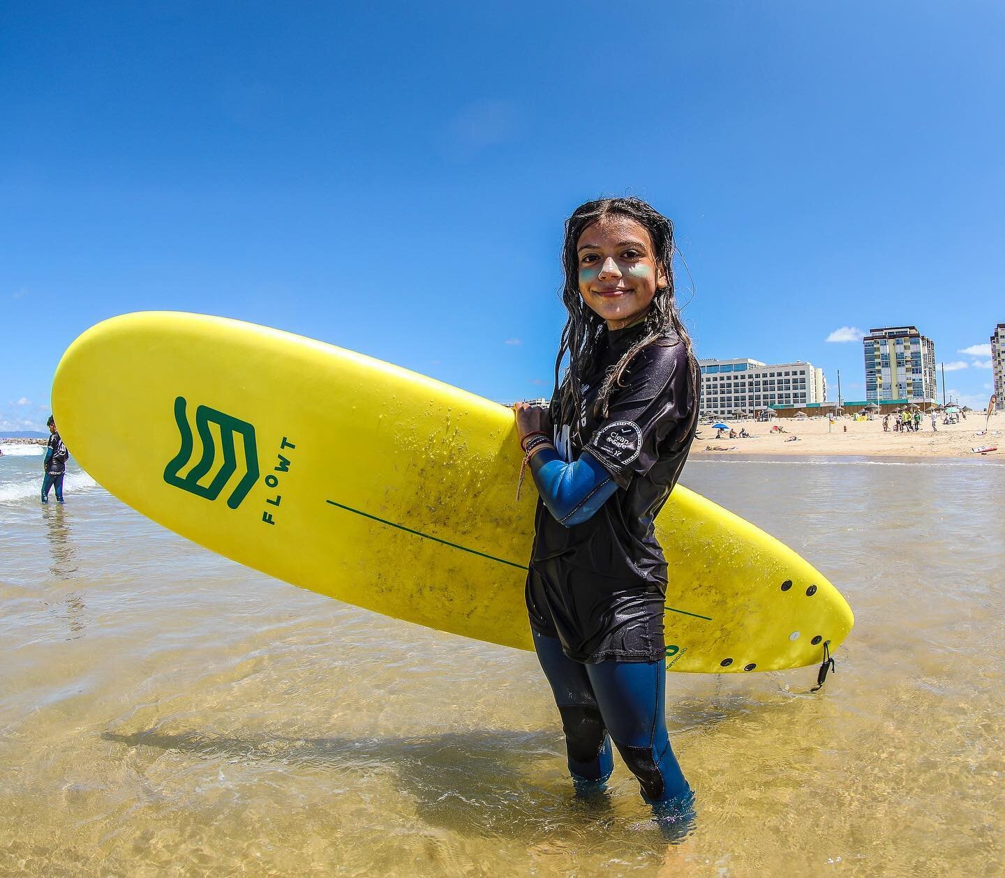 She&rsquo;s ready, and how about you?
Stop by our surf school and come surf with us every day. 🏄🏼🌊🧡🤙🏻

Click by 📸 @nfphotography78 

#surf#sunset#beachlife#summer#surfboard#sup#lifestyle#lisbon#costadacaparica#surfschool#surflessons#standuppad