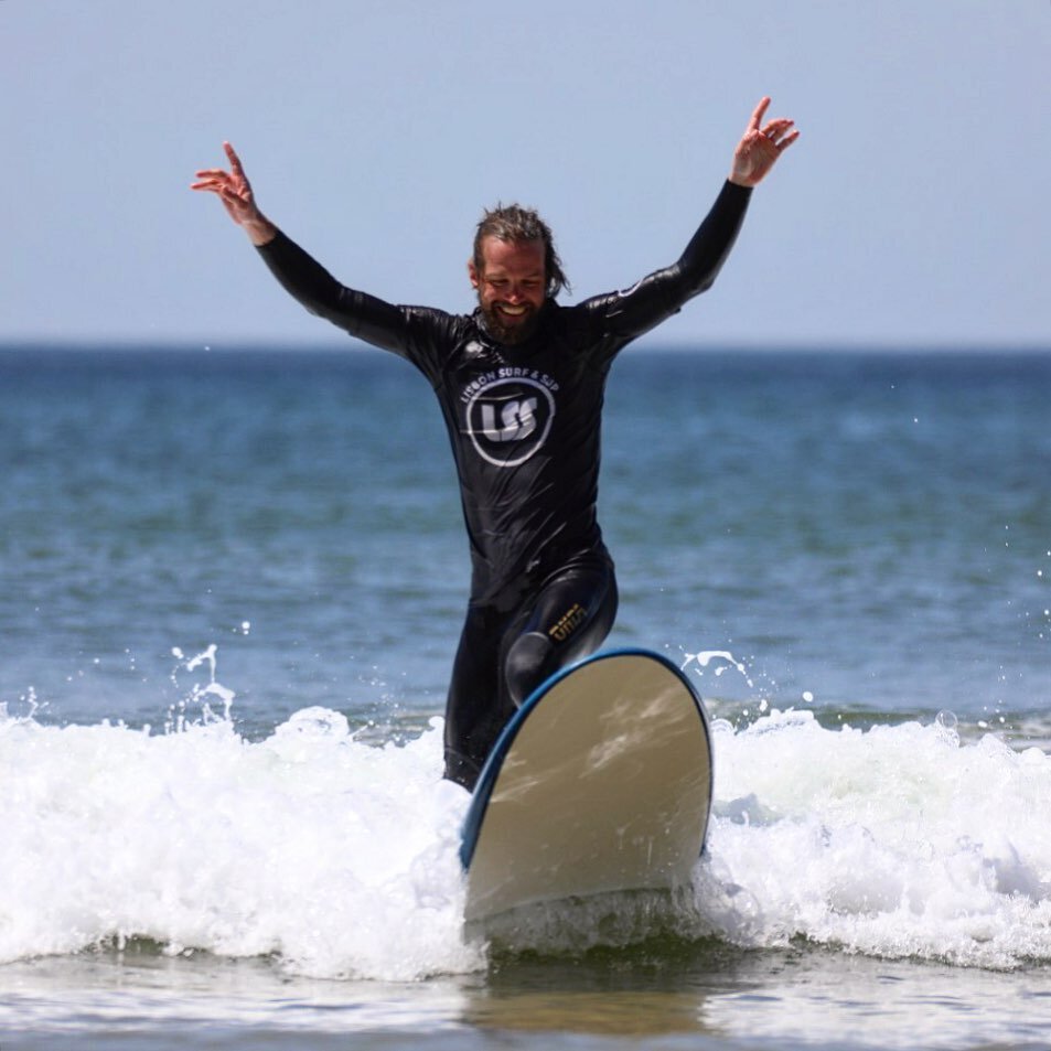 Plenty of smiles, laughs and waves to start this amazing weekend. Book your lesson and join us everyday. 🏄🏼🌊😍

📸 @nfphotography78 

#surf#sunset#beachlife#summer#surfboard#sup#lifestyle#lisbon#costadacaparica#surfschool#surflessons#standuppaddle