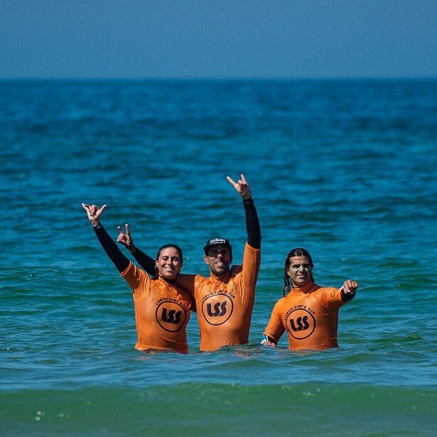 Smiling 24/7, our surf coaches are ready to make one of your dreams come true.  Let's surf!!🤙🏻🏄🏼🌊

📸 @nfphotography78 

#surf#sunset#beachlife#summer#surfboard#sup#lifestyle#lisbon#costadacaparica#surfschool#surflessons#standuppaddle#lisbonsurf