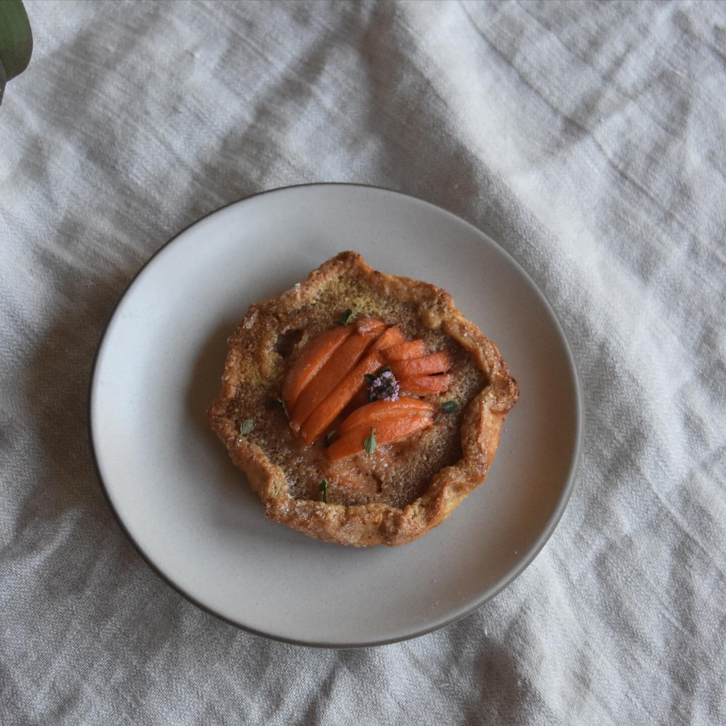 Apricot, buckwheat, spelt, brown butter frangipane.
.
.
.
.
.
.
.
#apricot #abricot #galette #galetteauxabricots #flakydough #puffpastry #roughpuffpastry #speltpuffpastry #buckwheat #pastry #pastrypassion #foodphotography #foodstyling #flatlay #linen