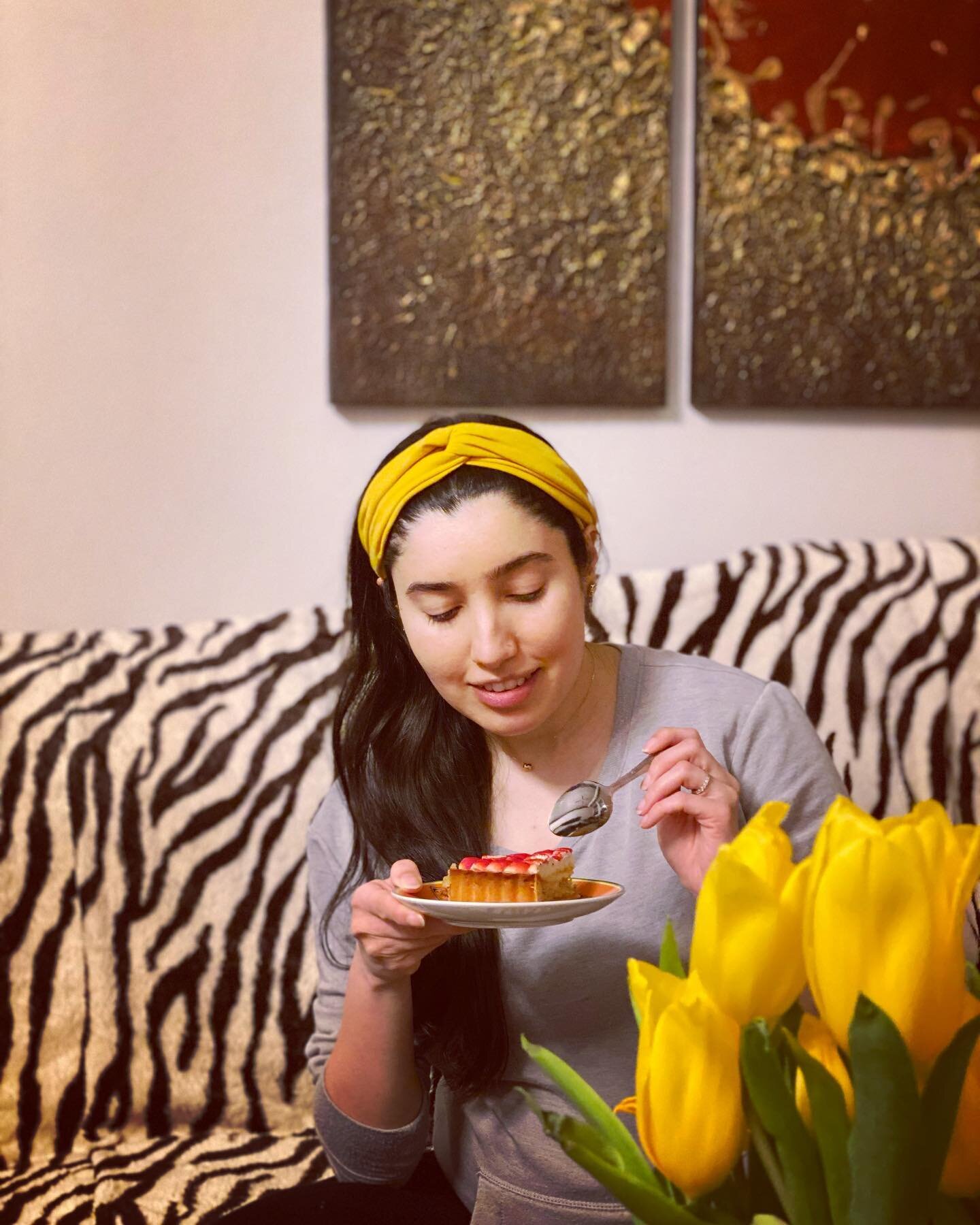 Eating cake, staying calm and waiting for &lsquo;In My Way Remix&rsquo; to release tomorrow 🤓 - with @goldhouse 

Check out the link in my bio to pre-save the remix!

.
.
.
.
#newsinglealert #newsinglerelease #newremix #remixmusic #remix #goldhouse 