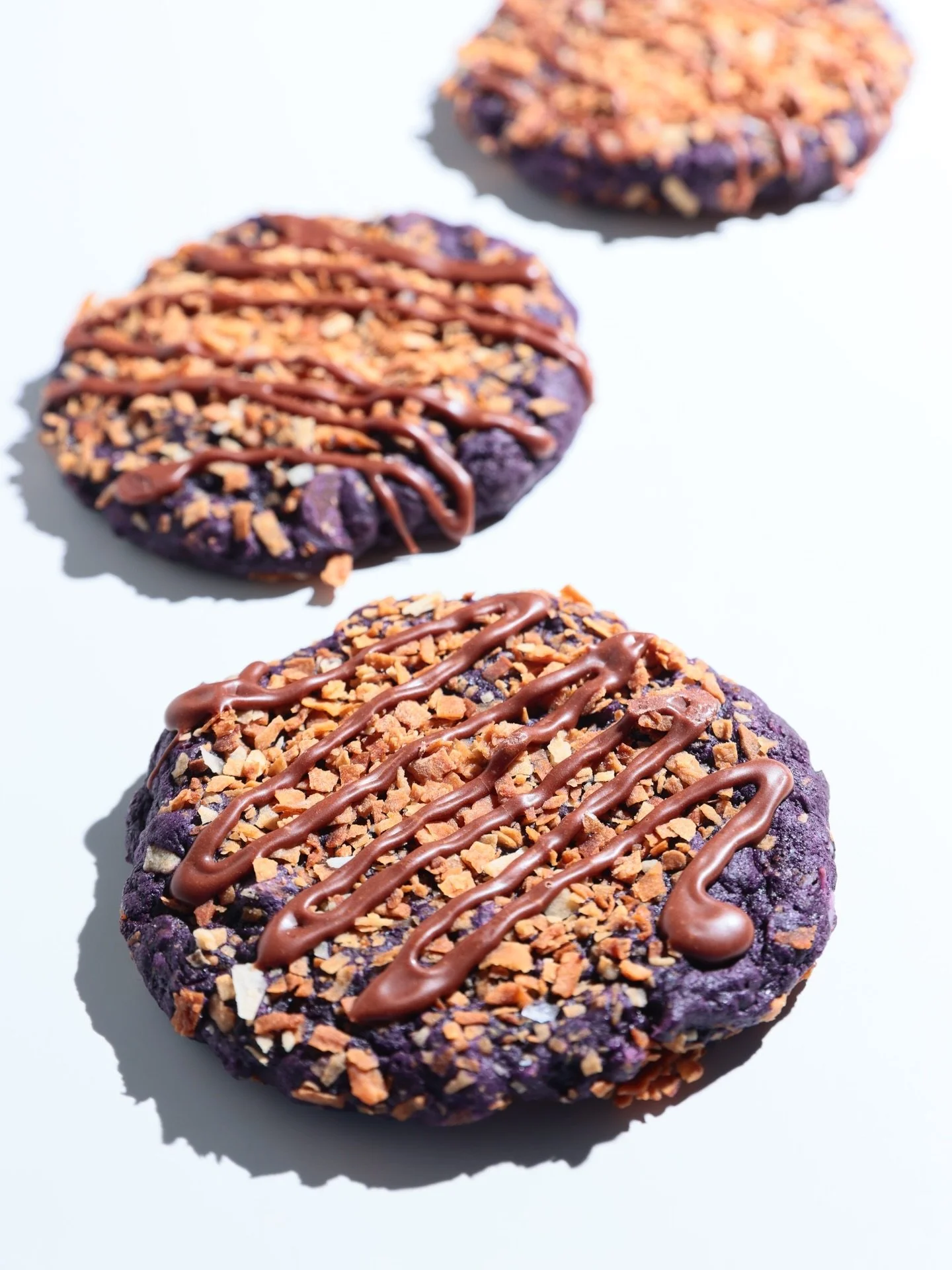 🥥 UBE SAMOA IS BACK!!

Purple yam (ube) jam, toasted coconut flakes, semi-sweet chocolate chips, finished with our house made chocolate drizzle&mdash;ooooweeee 🤤

Find this Sunday (1/25) while supplies last at 📍 @kaya.orlando for BARANGAY FEST 🇵?