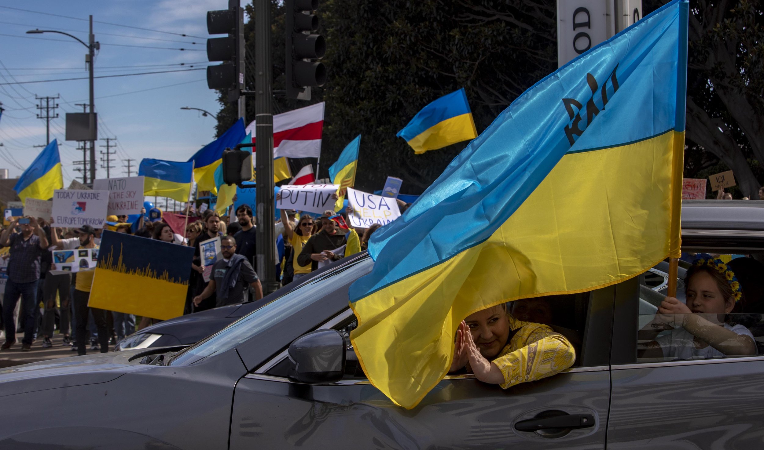  A woman and child were among the hundreds of people from the Ukrainian American community in Los Angeles and their supporters, who gathered at the intersection of Santa Monica and Sepulveda Boulevards on foot and in cars  to protest against Russia's