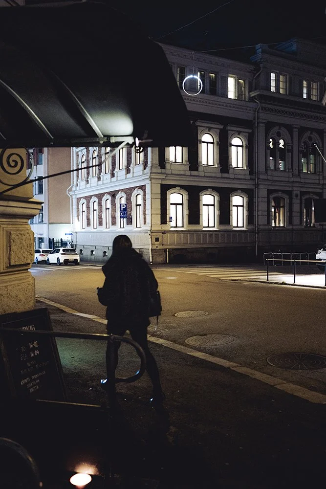 Valokuvia Helsingistä. Nainen Designmuseon kulmalla.