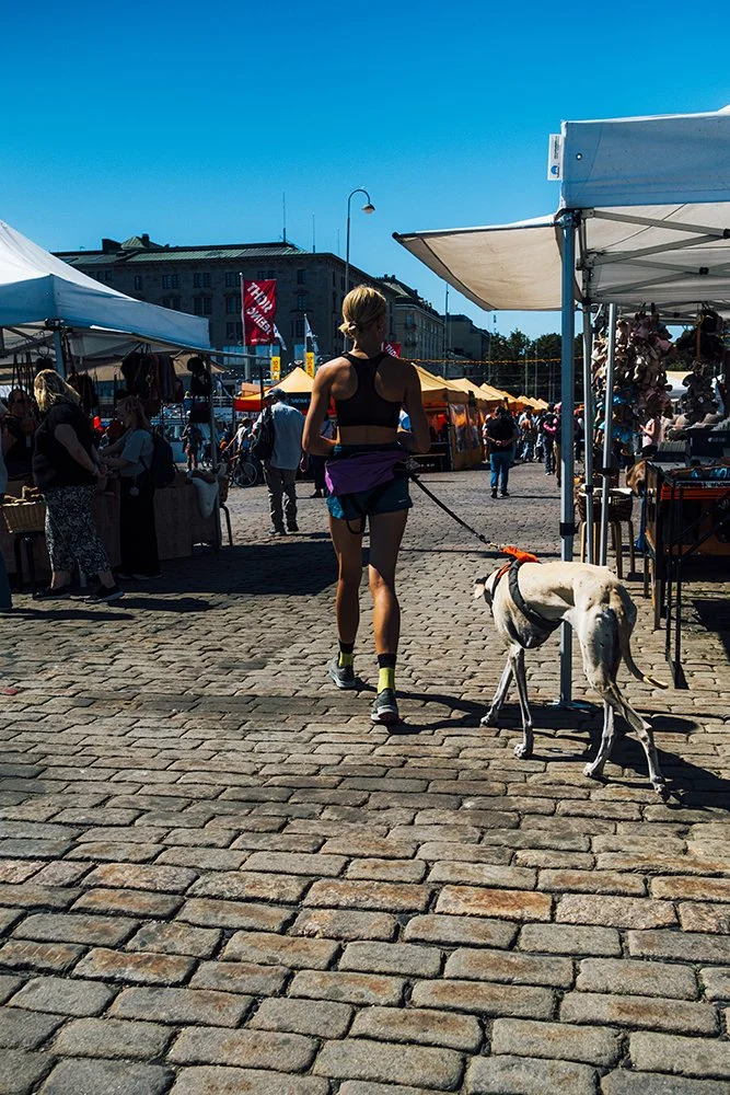 Nainen ja Koira Kauppatorilla