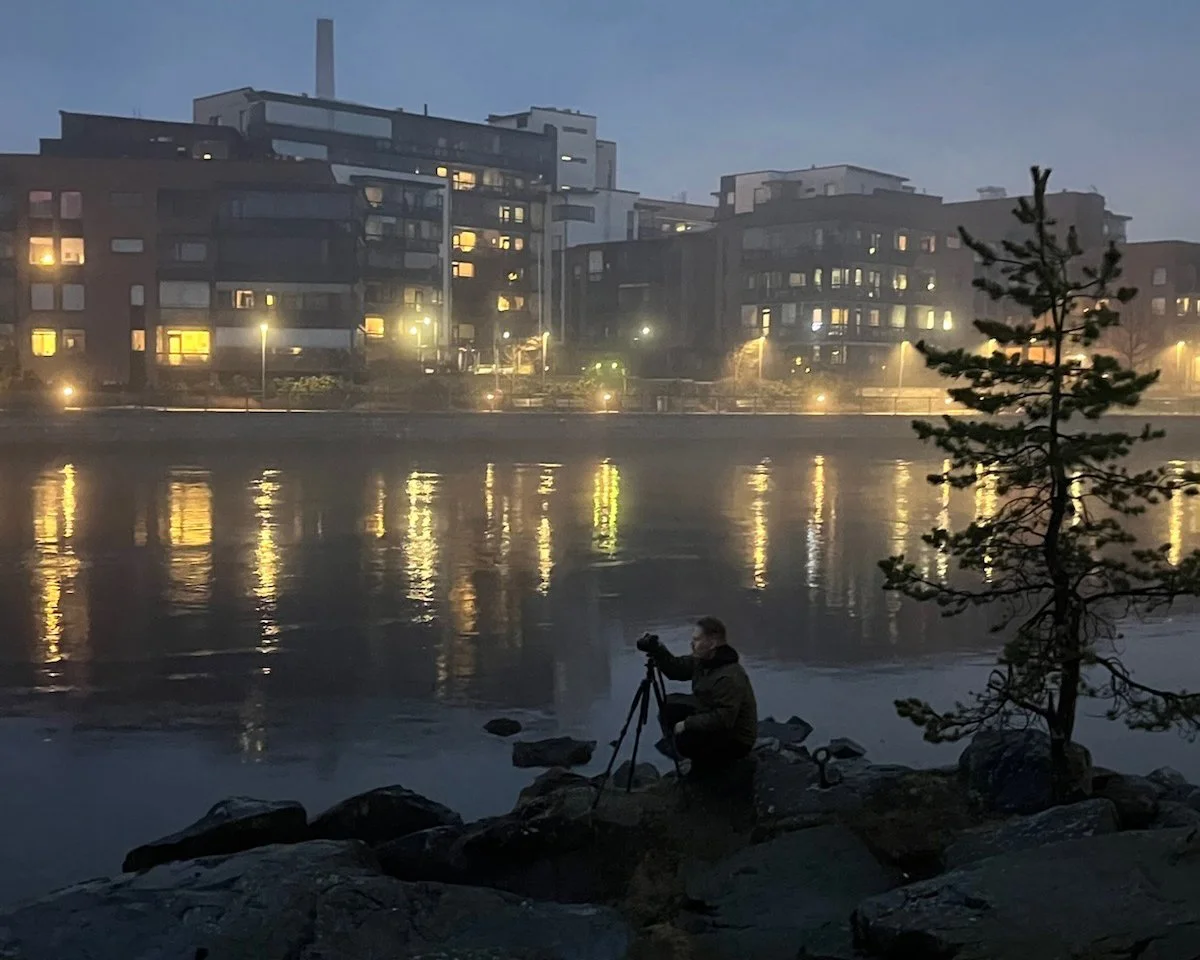 Valokuvaaja Wille Nyyssönen ottaa valokuvia synkästä Tammerkoskesta. Iltaaikana levollinen koski on hieno kuvattava.