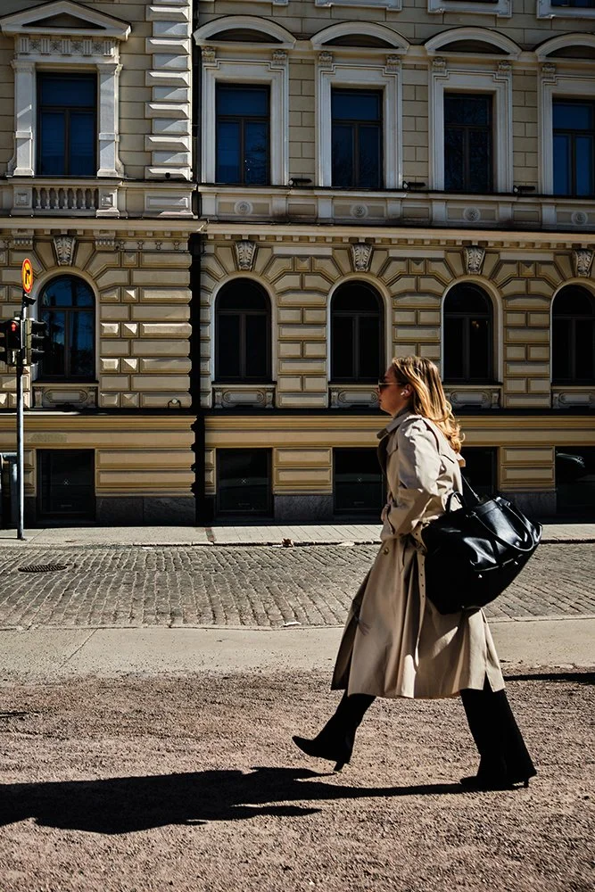 Nainen Senaatintorilla. Valokuvia Helsingistä.