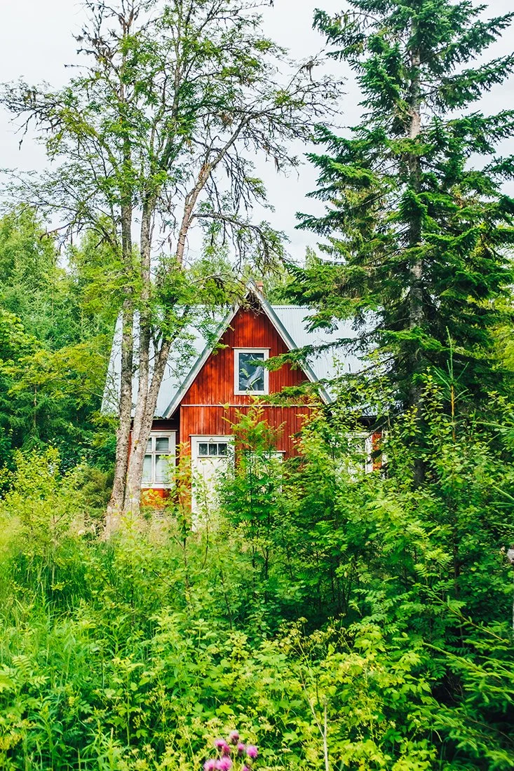 Hylätty rakennus Pirkanmaalla. Valokuvia hylätystä Suomesta.