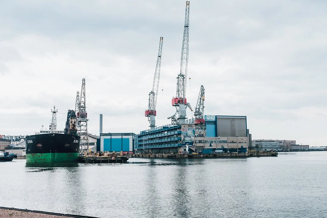 Valokuvia Hietalahden satamasta. Kuvia Helsingistä.