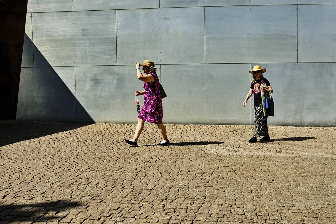 Naiset Kiasmalla. Kesäkuvia Helsingistä.