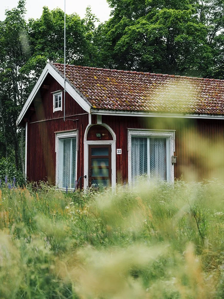 Punainen talo Suomen maaseudulla