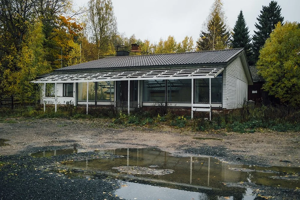 Tyhjentyvä Suomi. Rakennuksia Oriveden asemalla