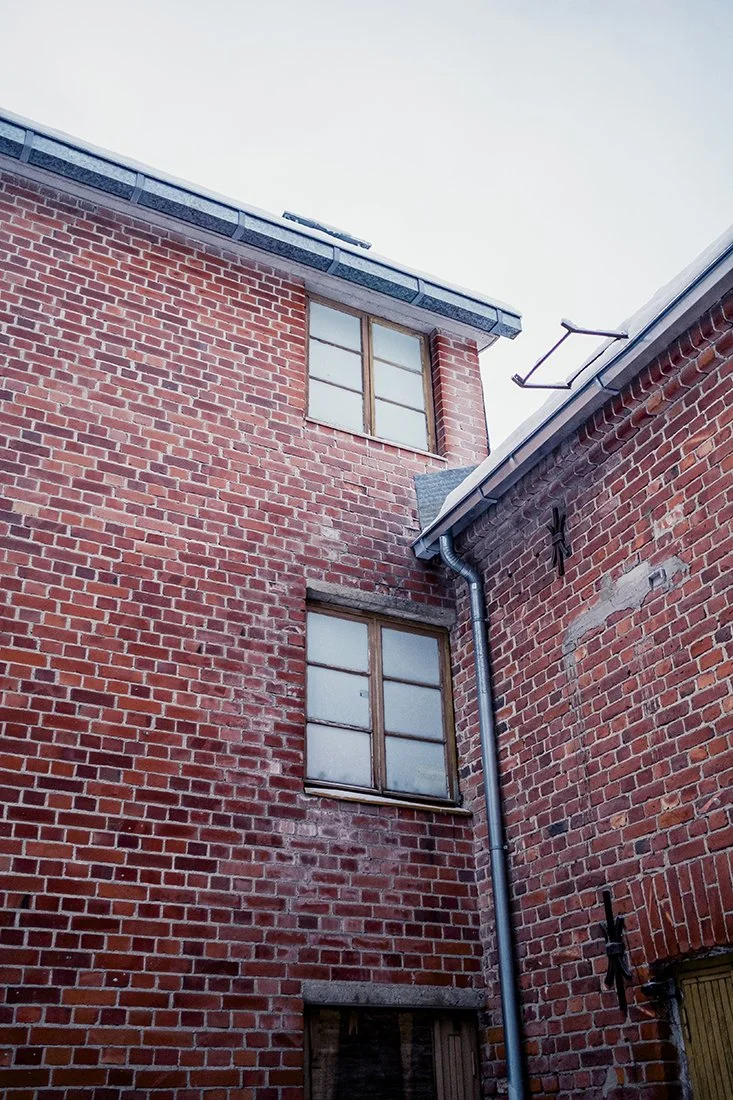 Punatiili rakentamista Suomesta. Valokuvia Juupajoelta