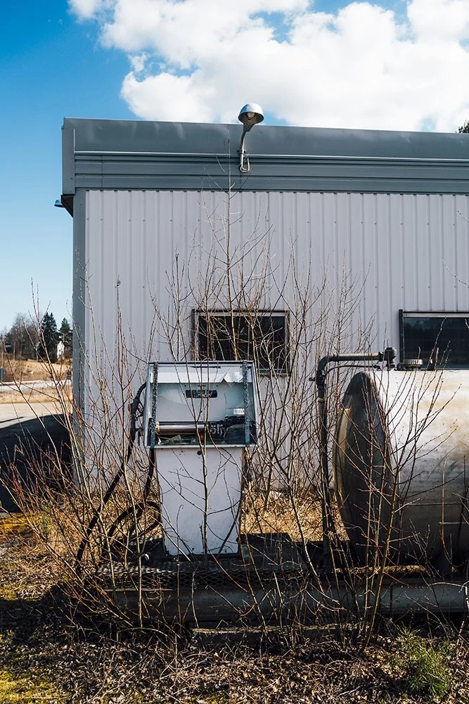 Entinen huoltoasema Sahalahdella. Hiljenevä Suomi.