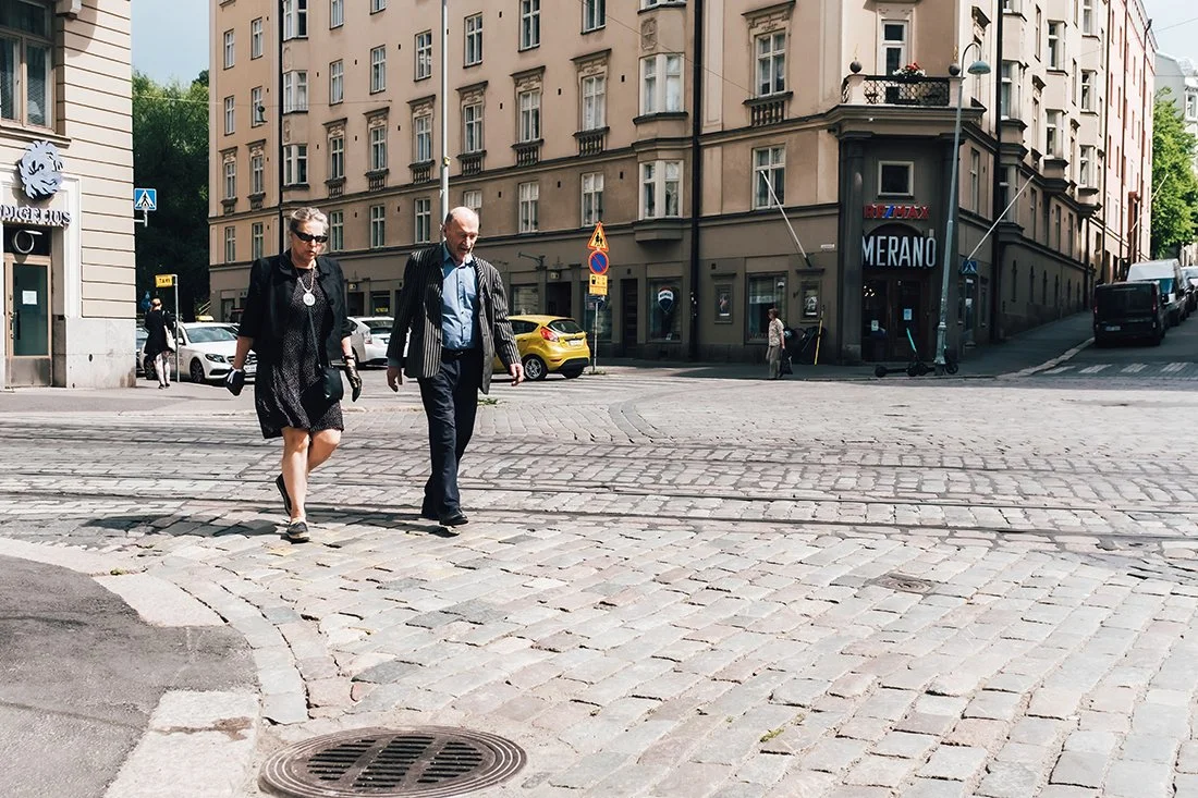 Mies ja nainen Viiskulmassa. Kuvia Helsingistä.