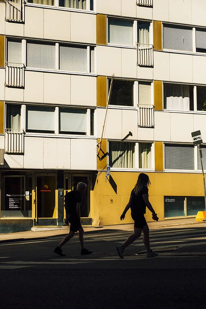 Ihmisiä Etelä-Helsingissä. Helsinki-kuvia.