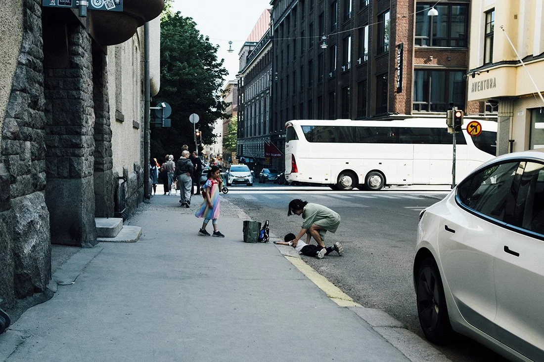 Katukuvausta Helsingistä. Lapsi kaatuu Ruttopuiston kulmalla