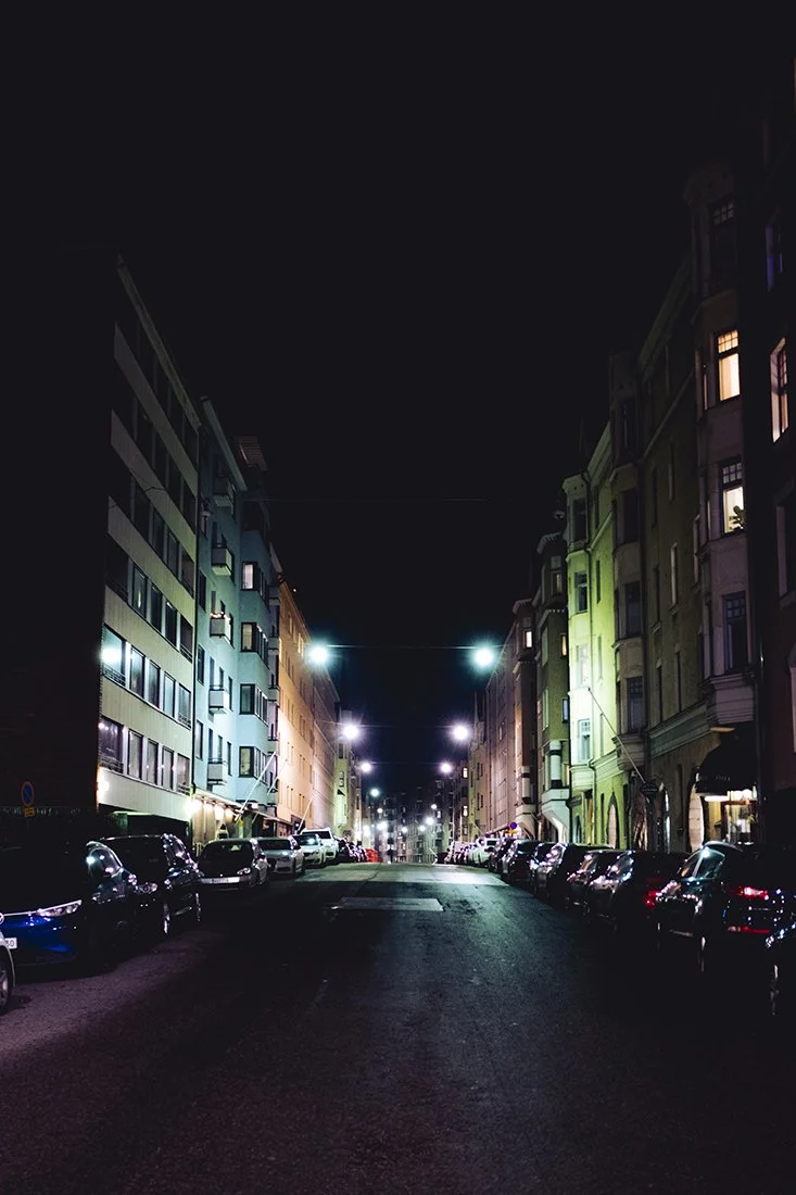Valokuvia Etelä-Helsingistä pimeällä.