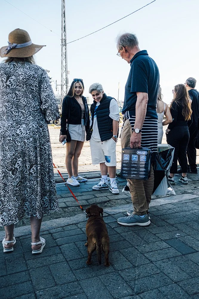 Turisteja Helsingin kauppatorilla. Helsinki-kuvia.